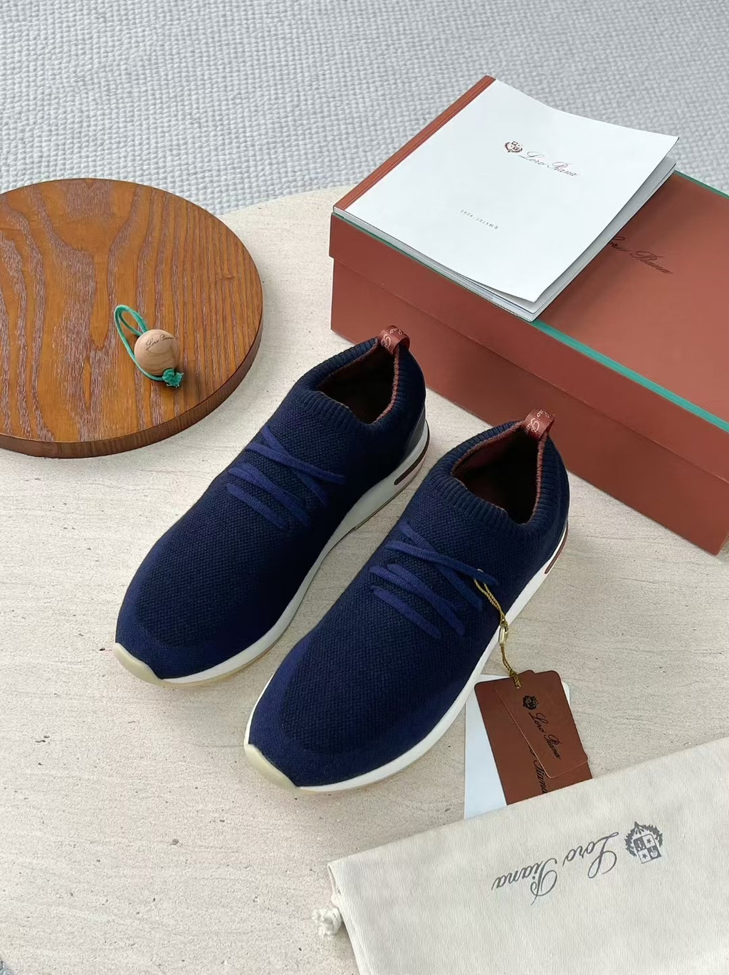 Loro Piana – Navyfarbene Strick-Sneaker mit geprägter Sohle und braunen Akzenten