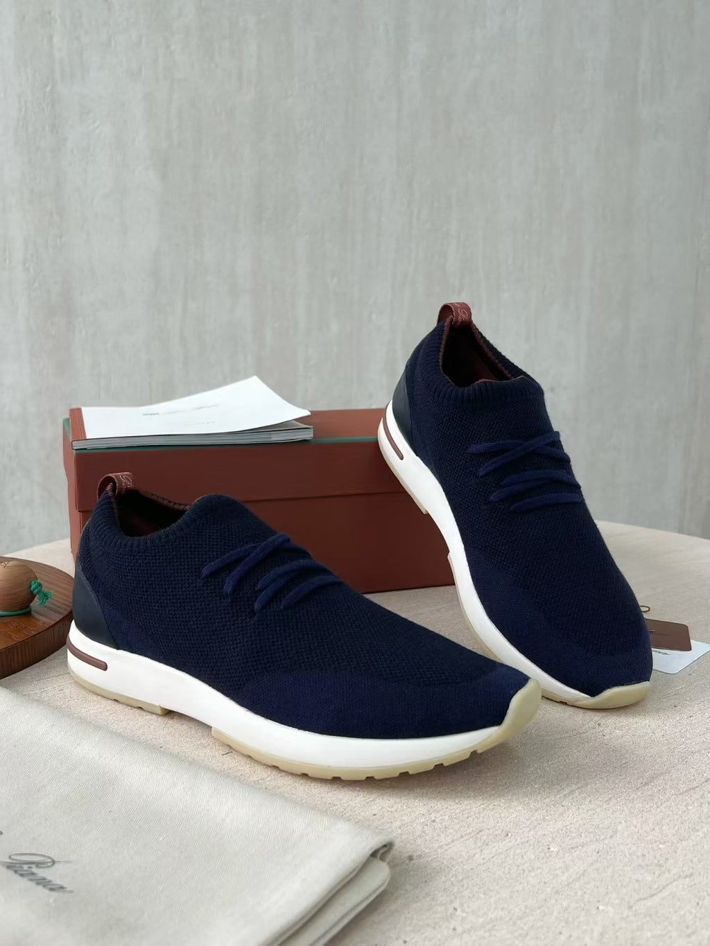 Loro Piana – Navyfarbene Strick-Sneaker mit geprägter Sohle und braunen Akzenten