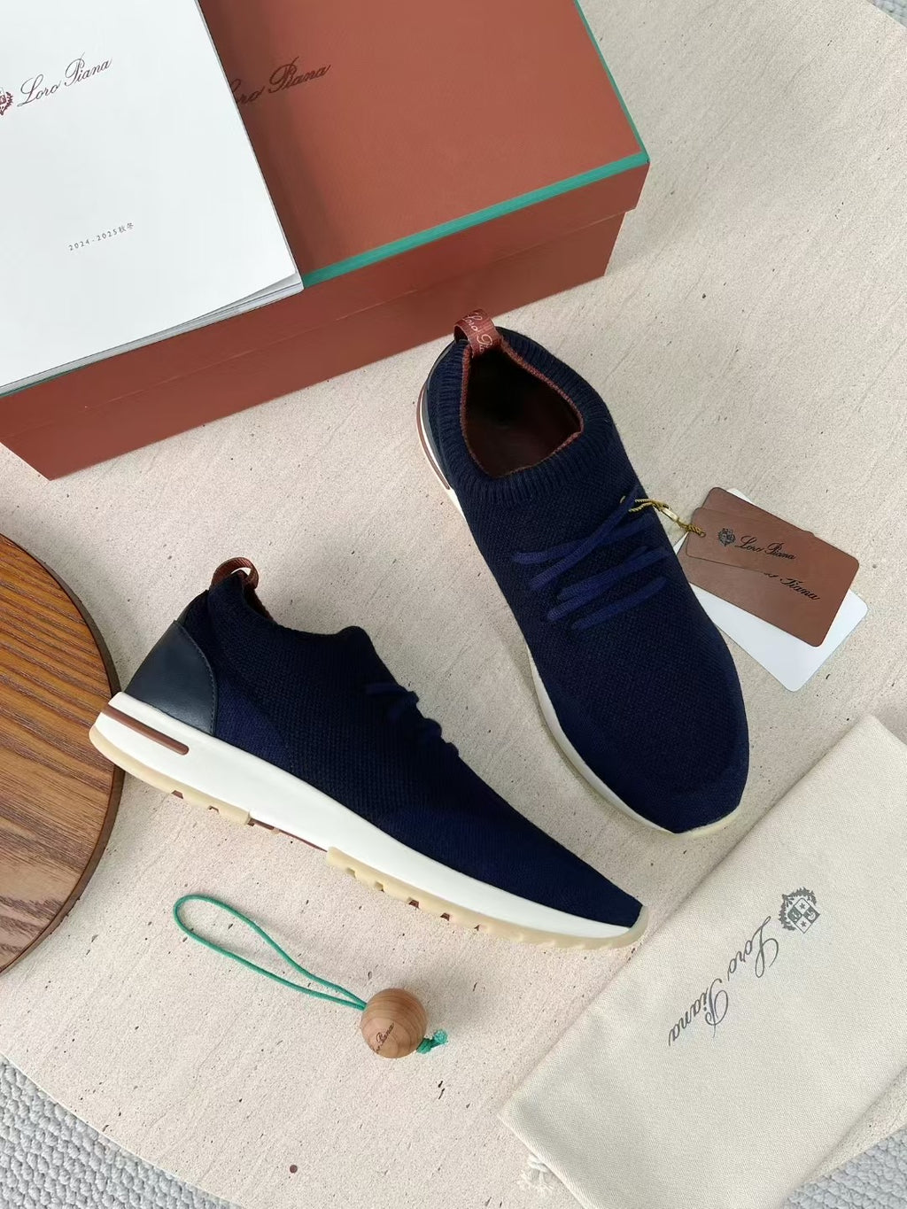 Loro Piana – Navyfarbene Strick-Sneaker mit geprägter Sohle und braunen Akzenten