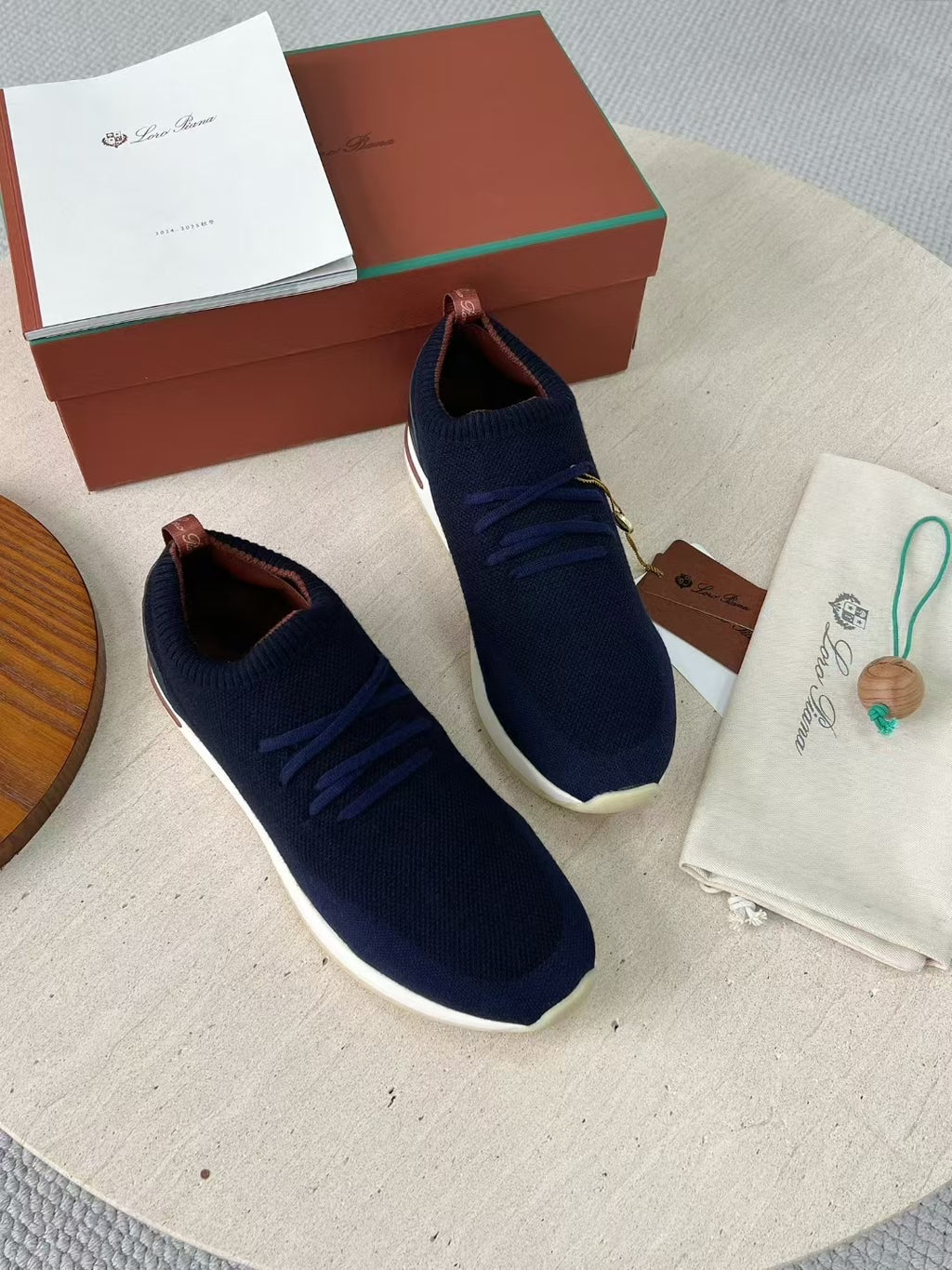 Loro Piana – Navyfarbene Strick-Sneaker mit geprägter Sohle und braunen Akzenten