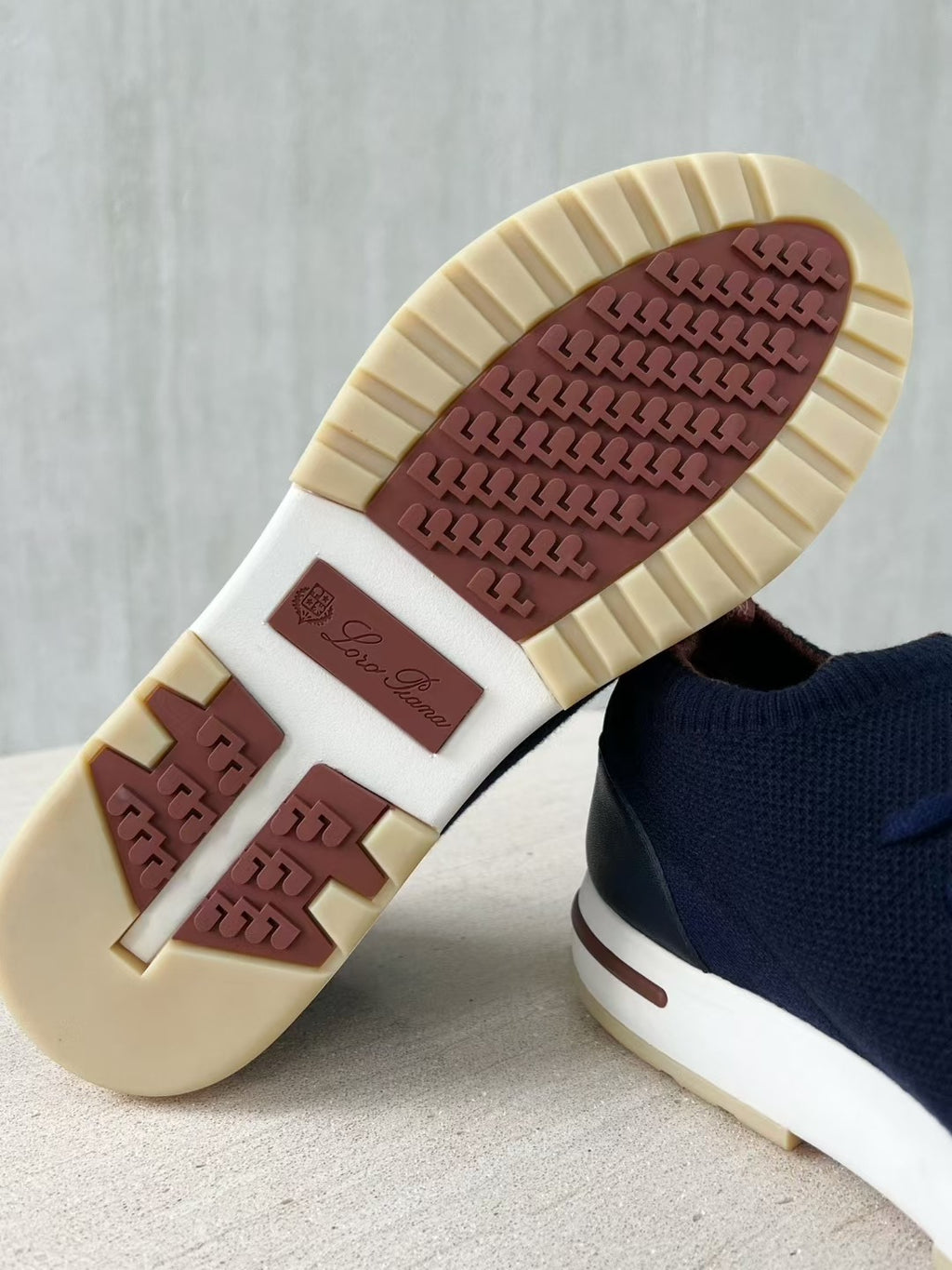 Loro Piana – Navyfarbene Strick-Sneaker mit geprägter Sohle und braunen Akzenten
