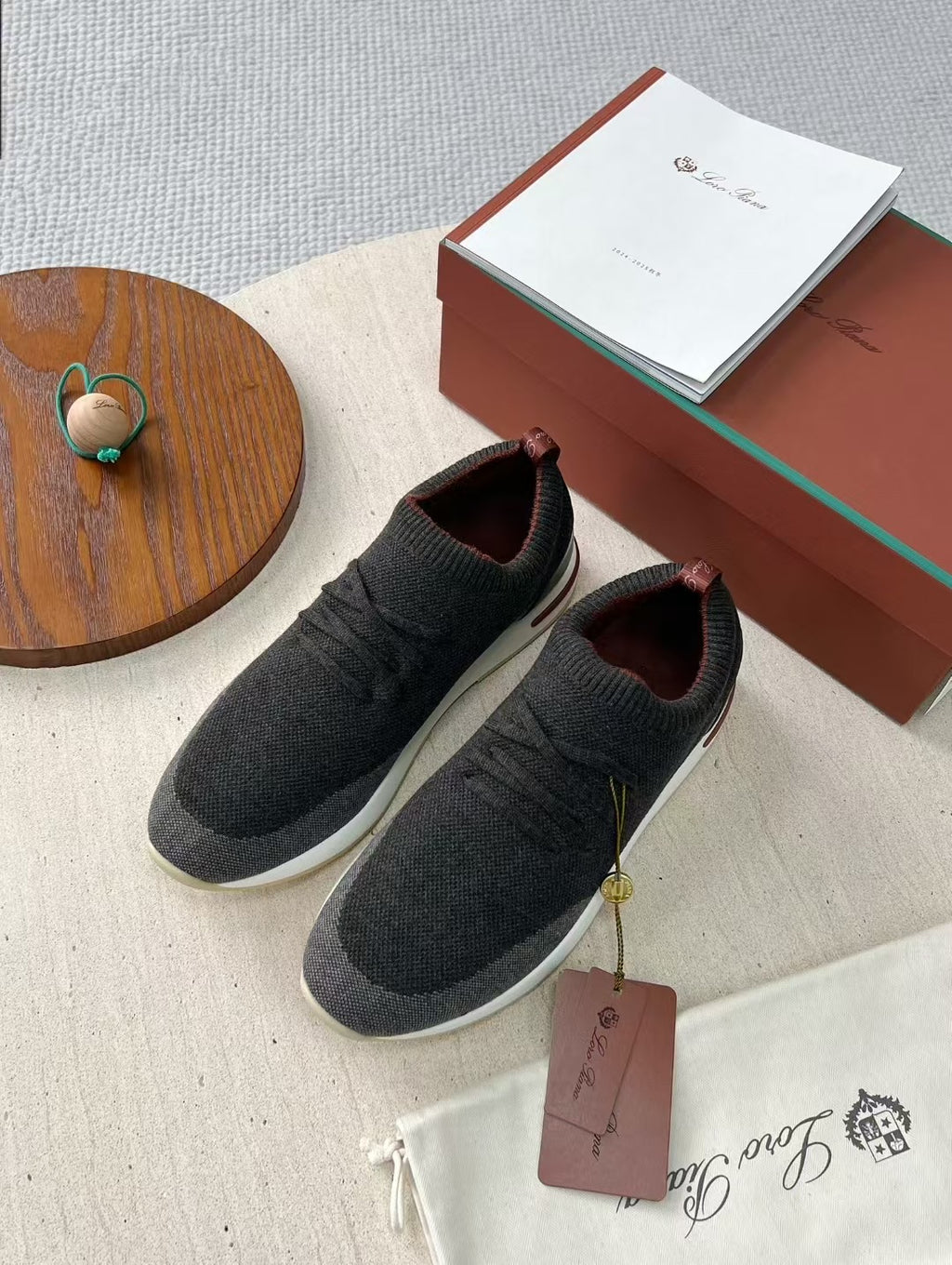 Loro Piana – Schwarze Strick-Sneaker mit geprägter Sohle und bordeauxfarbenem Akzent