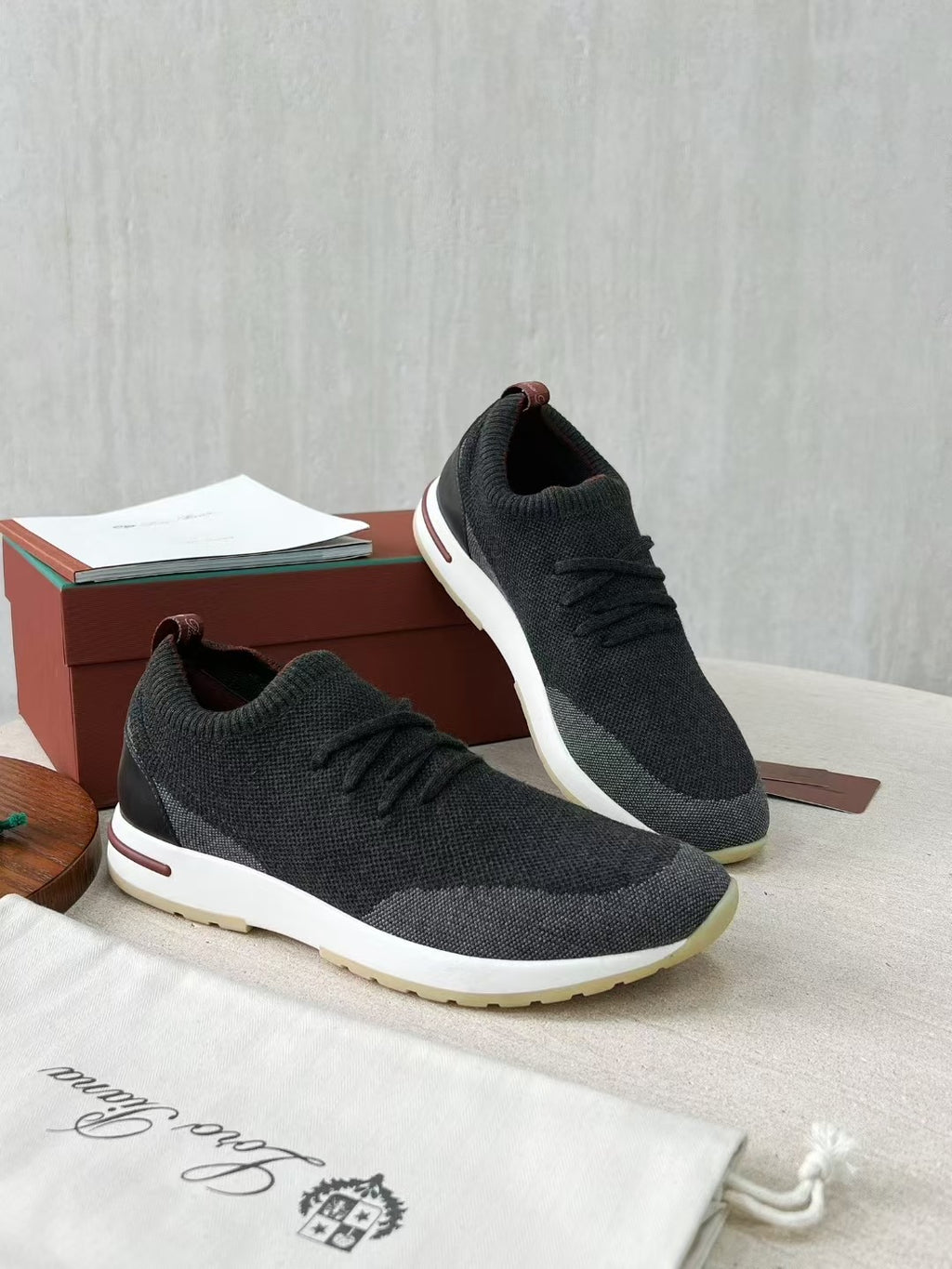 Loro Piana – Schwarze Strick-Sneaker mit geprägter Sohle und bordeauxfarbenem Akzent