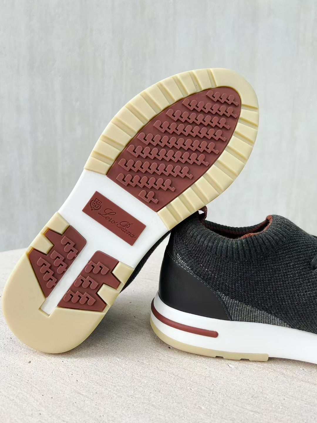 Loro Piana – Schwarze Strick-Sneaker mit geprägter Sohle und bordeauxfarbenem Akzent