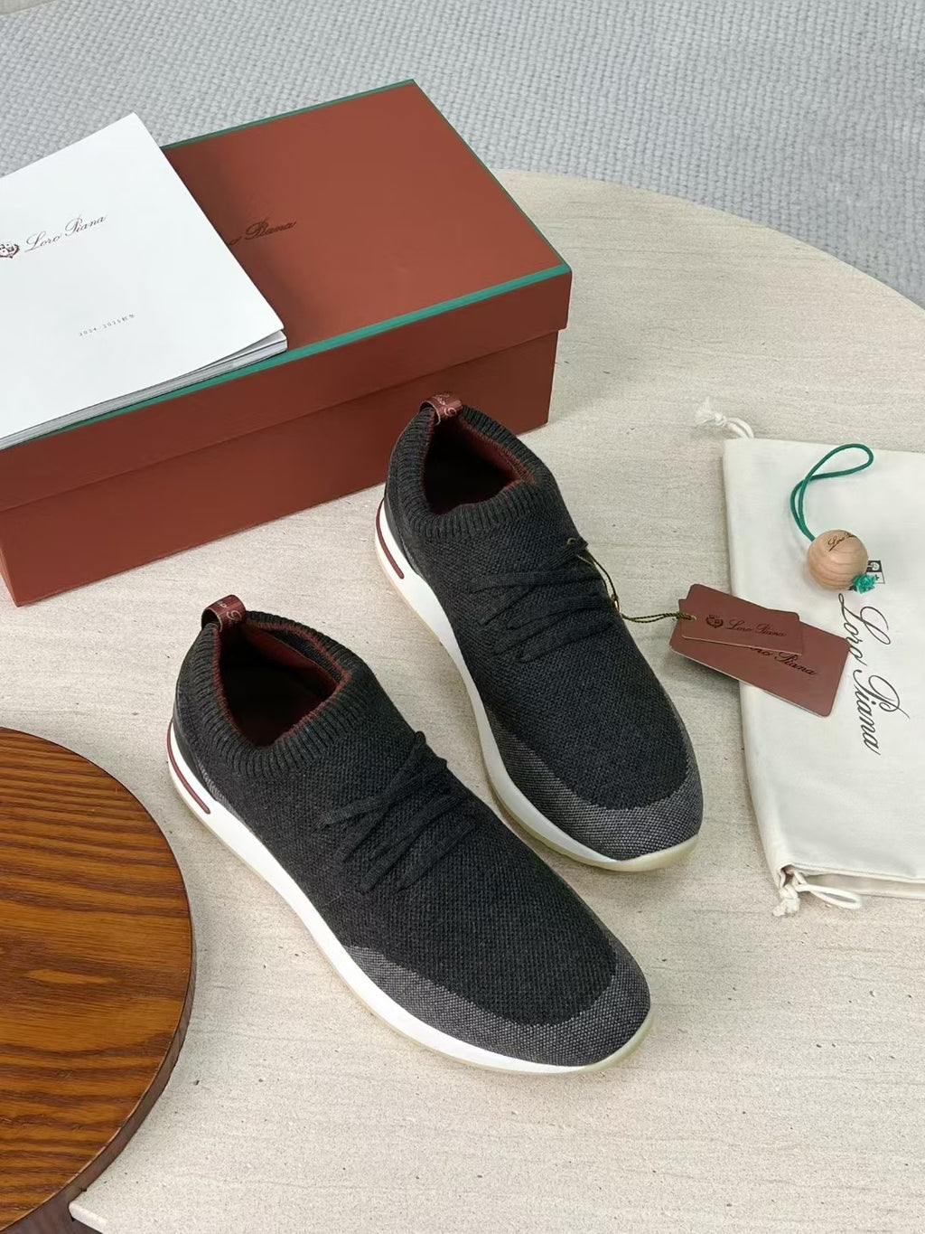 Loro Piana – Schwarze Strick-Sneaker mit geprägter Sohle und bordeauxfarbenem Akzent