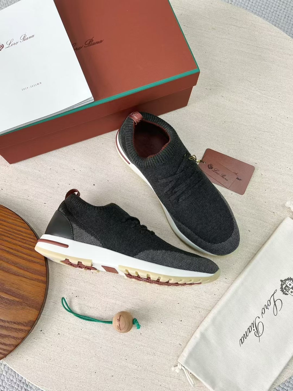 Loro Piana – Schwarze Strick-Sneaker mit geprägter Sohle und bordeauxfarbenem Akzent