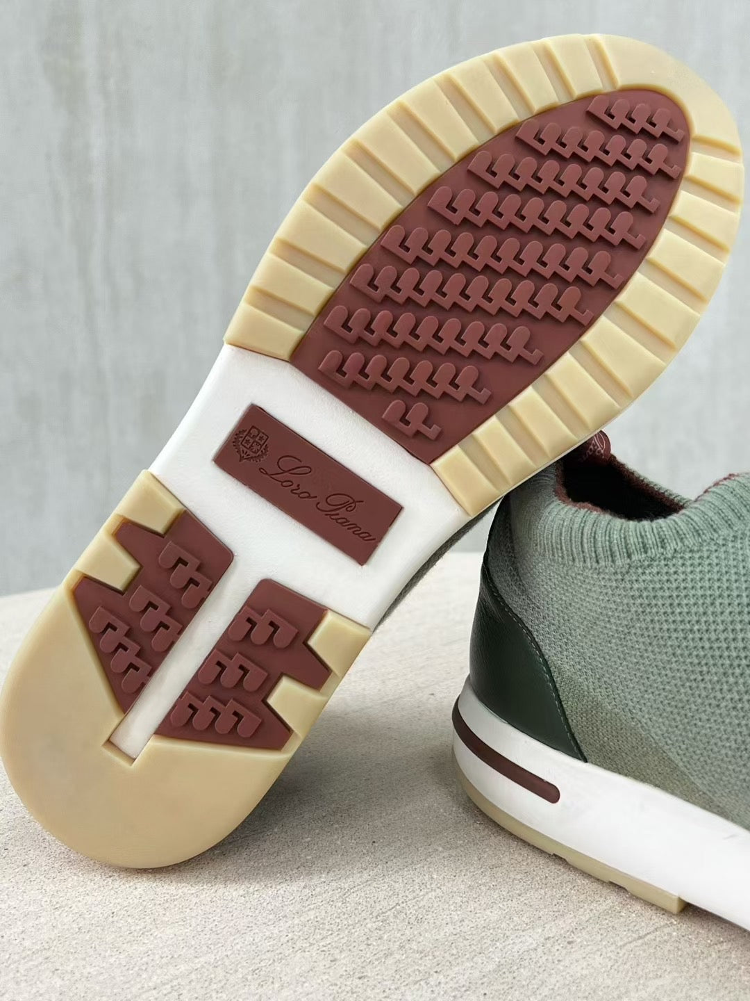 Loro Piana – Grüne Strick-Sneaker mit geprägter Sohle und braunen Akzenten