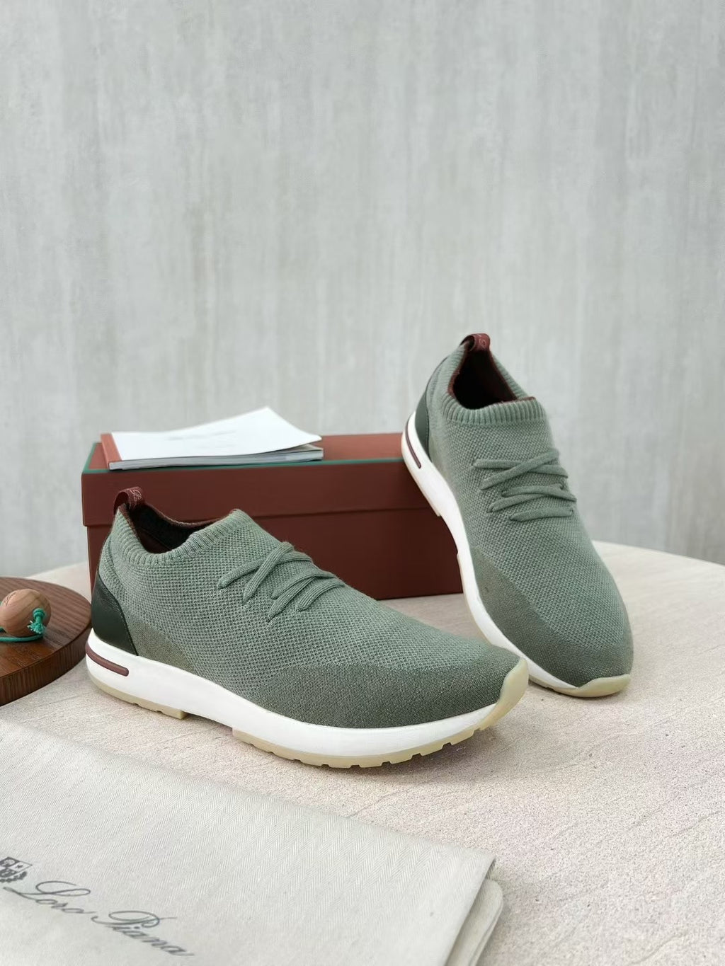 Loro Piana – Grüne Strick-Sneaker mit geprägter Sohle und braunen Akzenten
