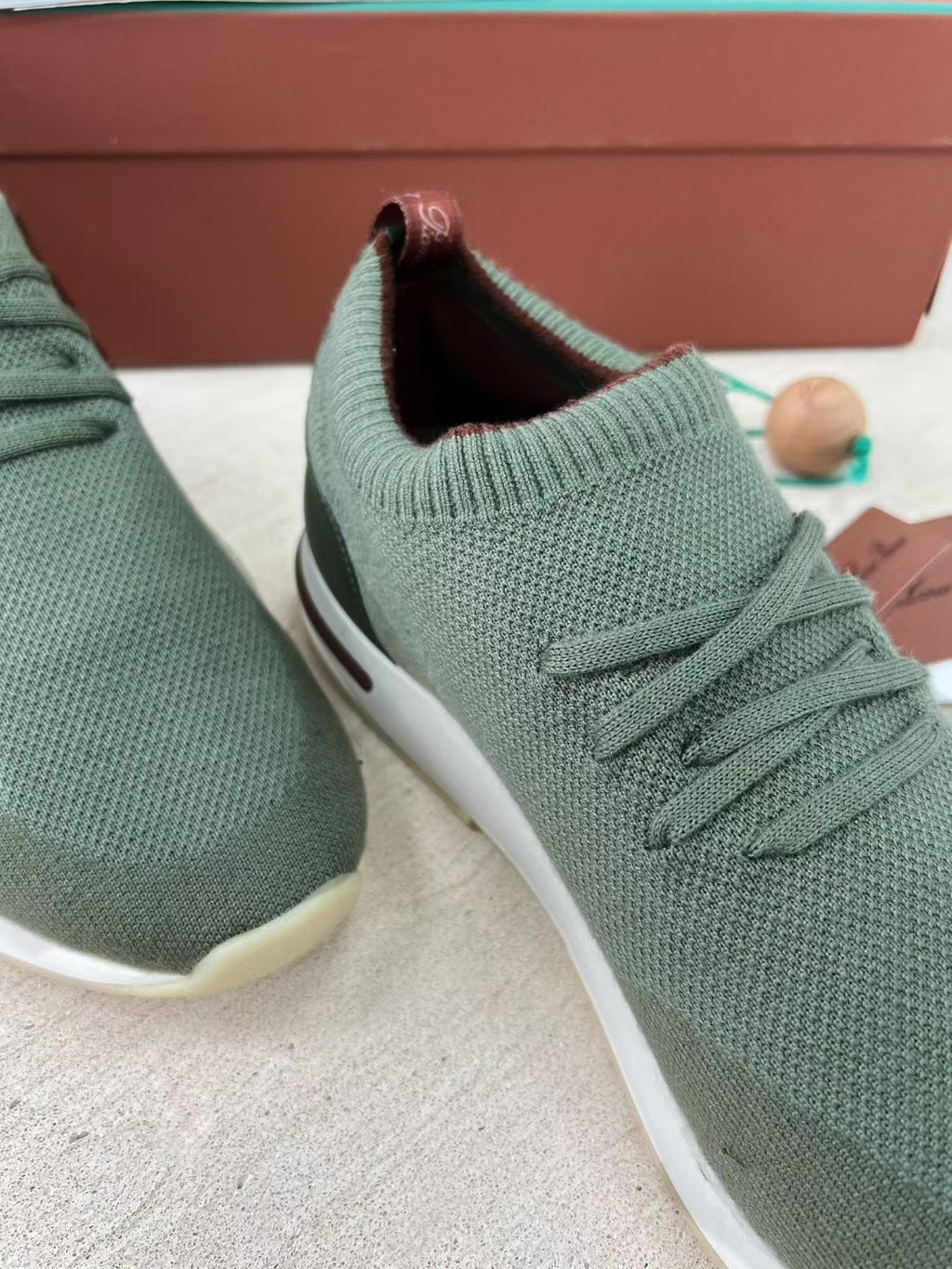 Loro Piana – Grüne Strick-Sneaker mit geprägter Sohle und braunen Akzenten