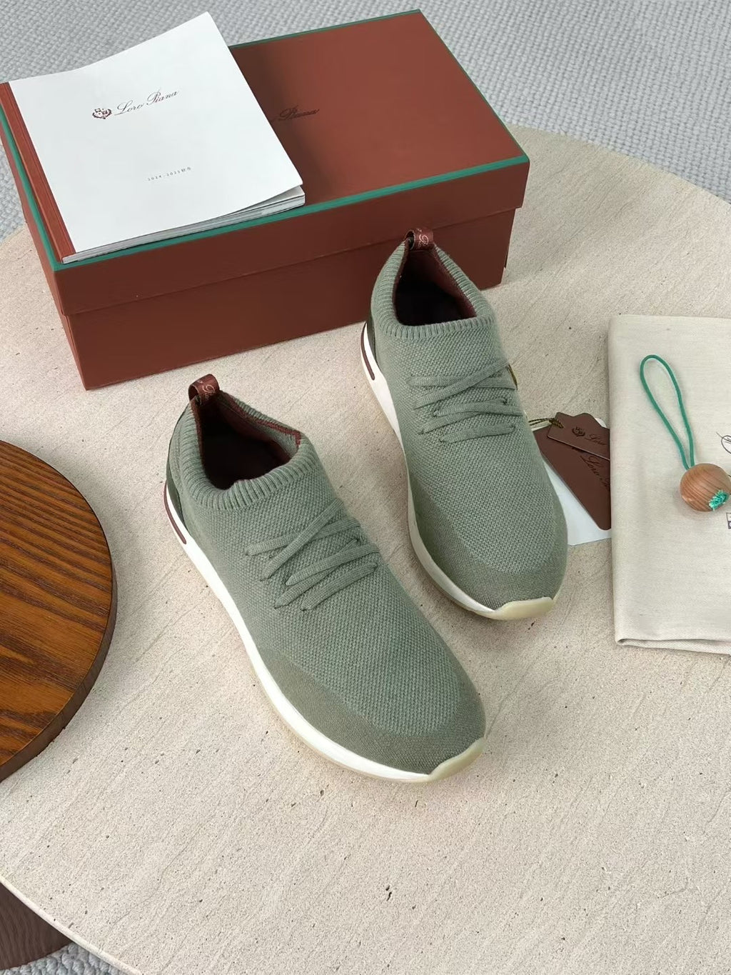 Loro Piana – Grüne Strick-Sneaker mit geprägter Sohle und braunen Akzenten