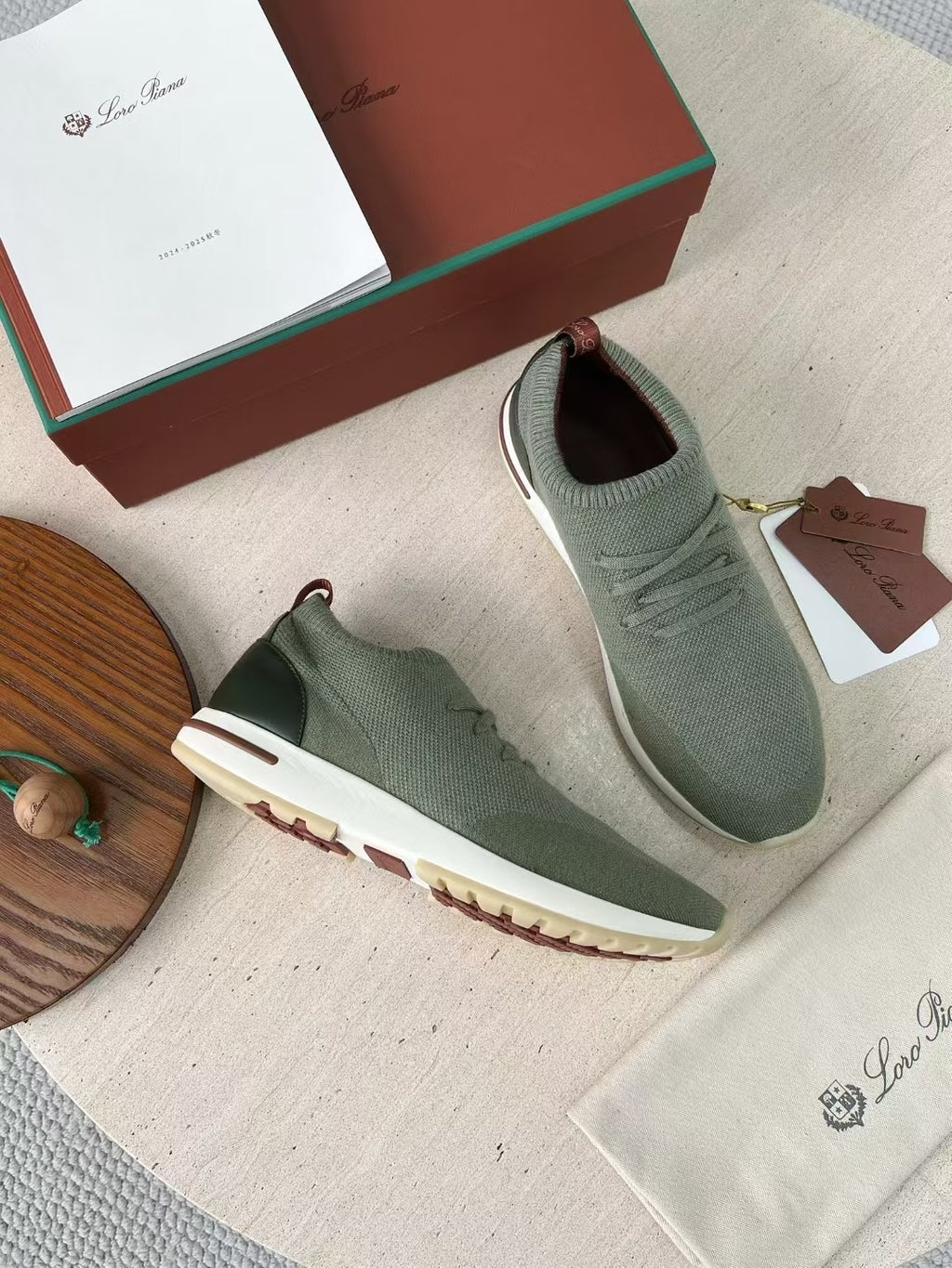 Loro Piana – Grüne Strick-Sneaker mit geprägter Sohle und braunen Akzenten