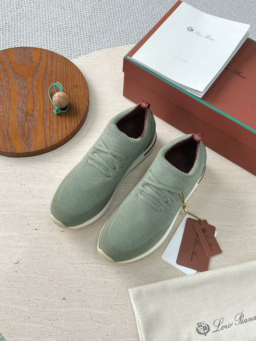 Loro Piana – Grüne Strick-Sneaker mit geprägter Sohle und braunen Akzenten