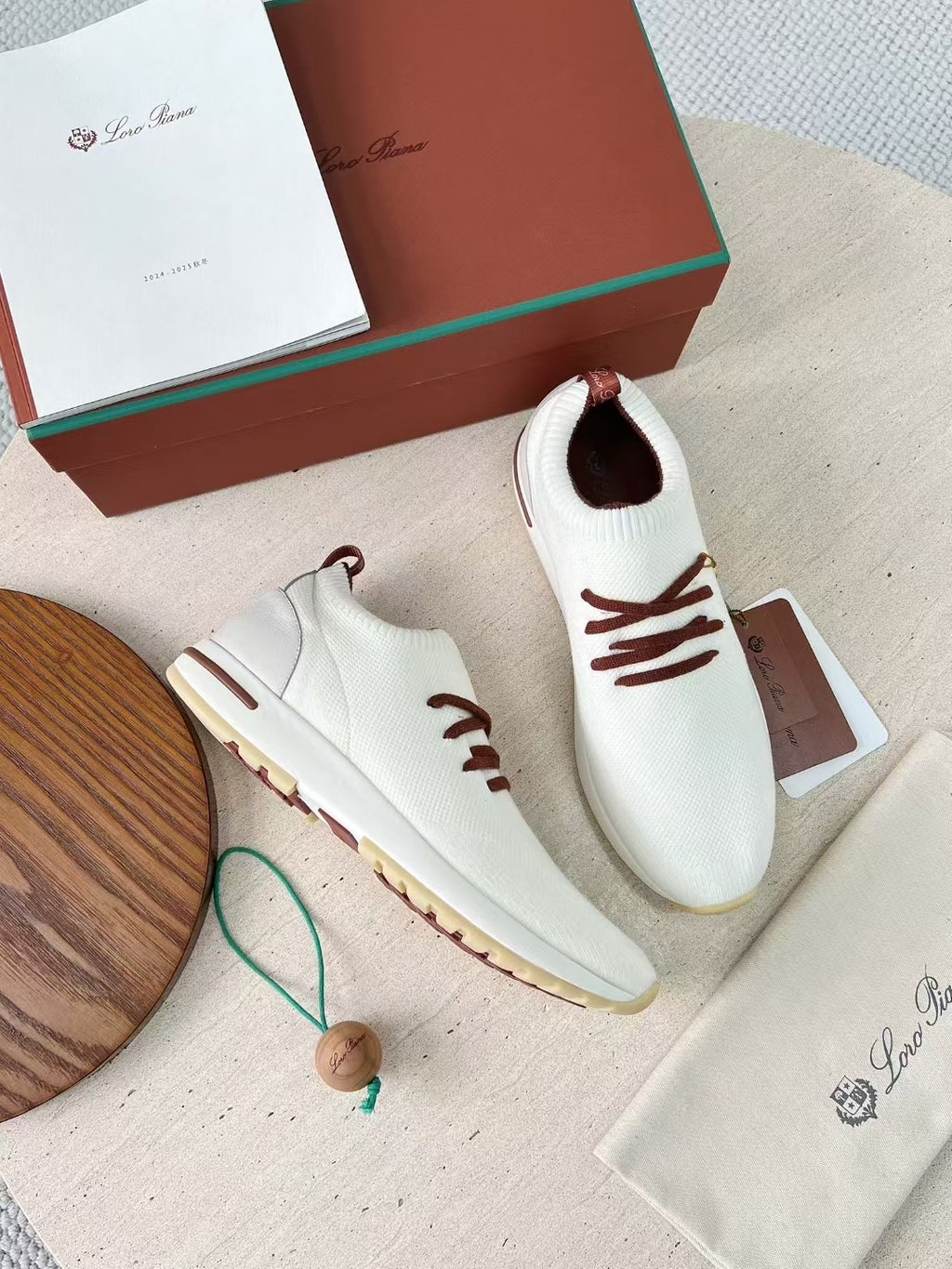 Loro Piana – Weiße Strick-Sneaker mit braunen Schnürsenkeln und geprägter Sohle