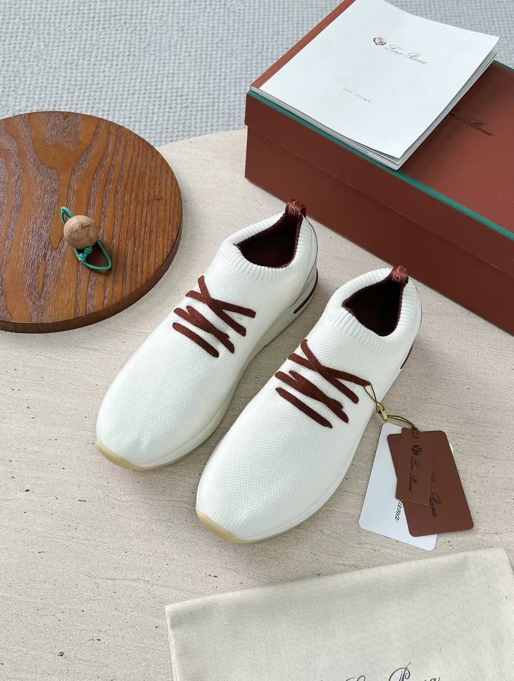 Loro Piana – Weiße Strick-Sneaker mit braunen Schnürsenkeln und geprägter Sohle