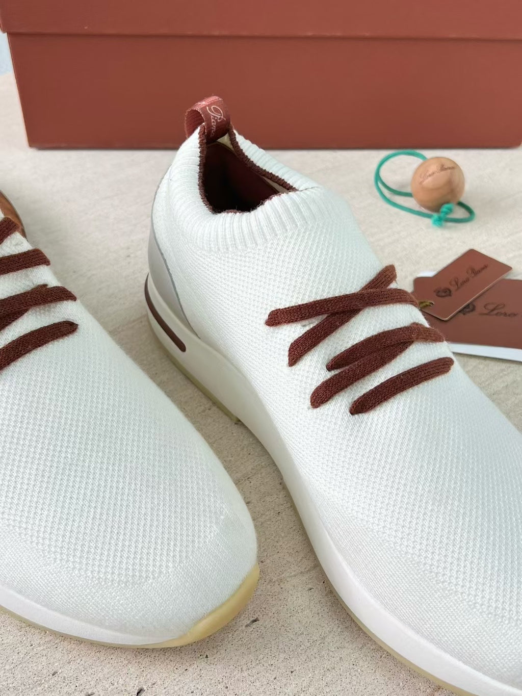 Loro Piana – Weiße Strick-Sneaker mit braunen Schnürsenkeln und geprägter Sohle