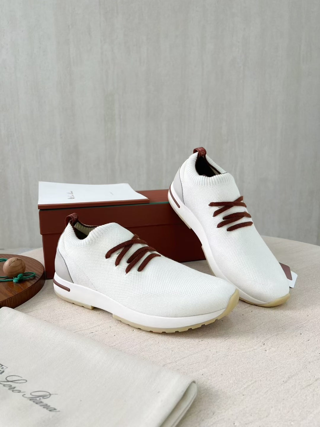 Loro Piana – Weiße Strick-Sneaker mit braunen Schnürsenkeln und geprägter Sohle