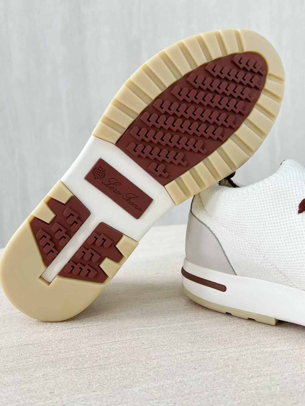 Loro Piana – Weiße Strick-Sneaker mit braunen Schnürsenkeln und geprägter Sohle
