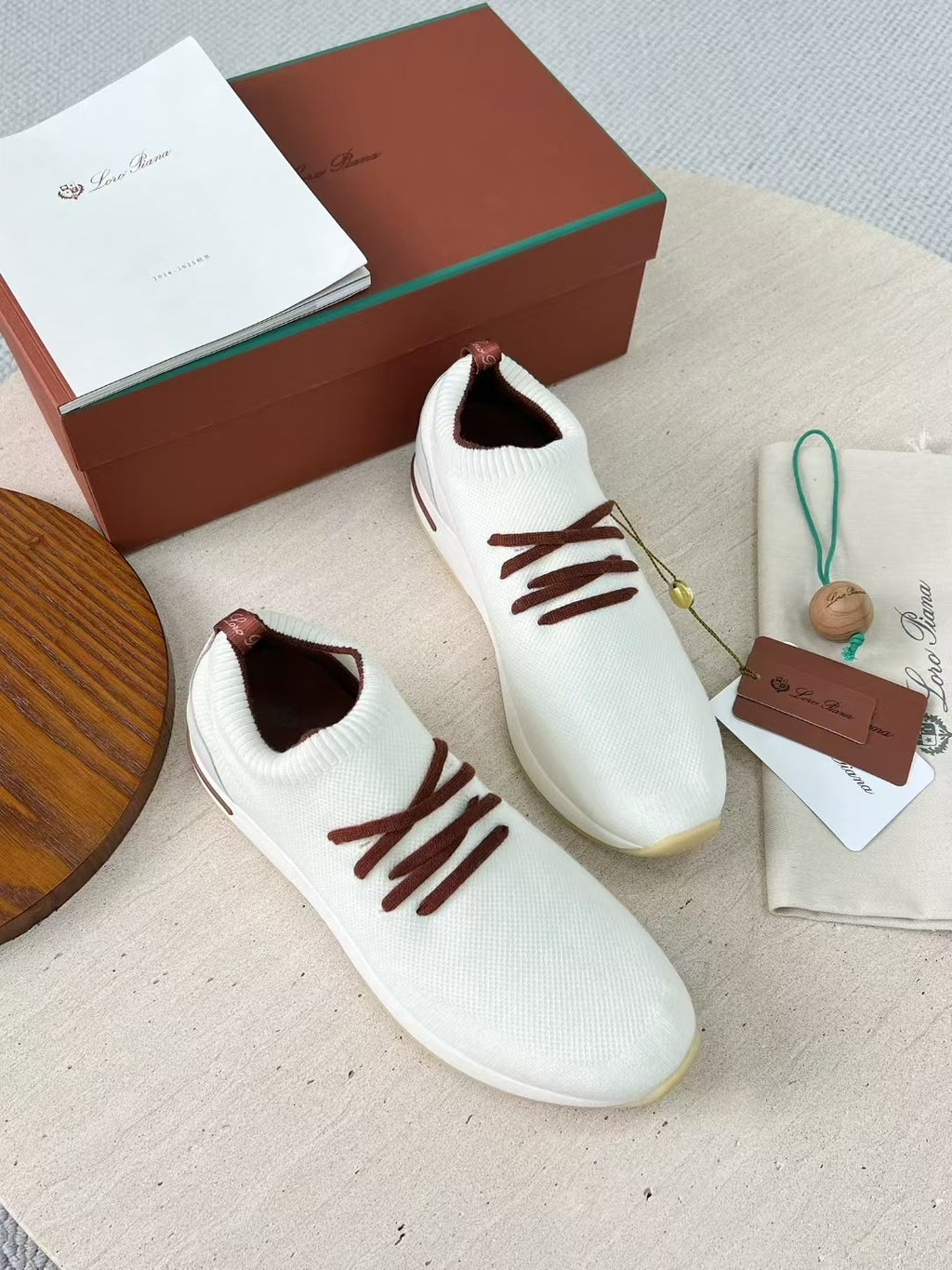 Loro Piana – Weiße Strick-Sneaker mit braunen Schnürsenkeln und geprägter Sohle