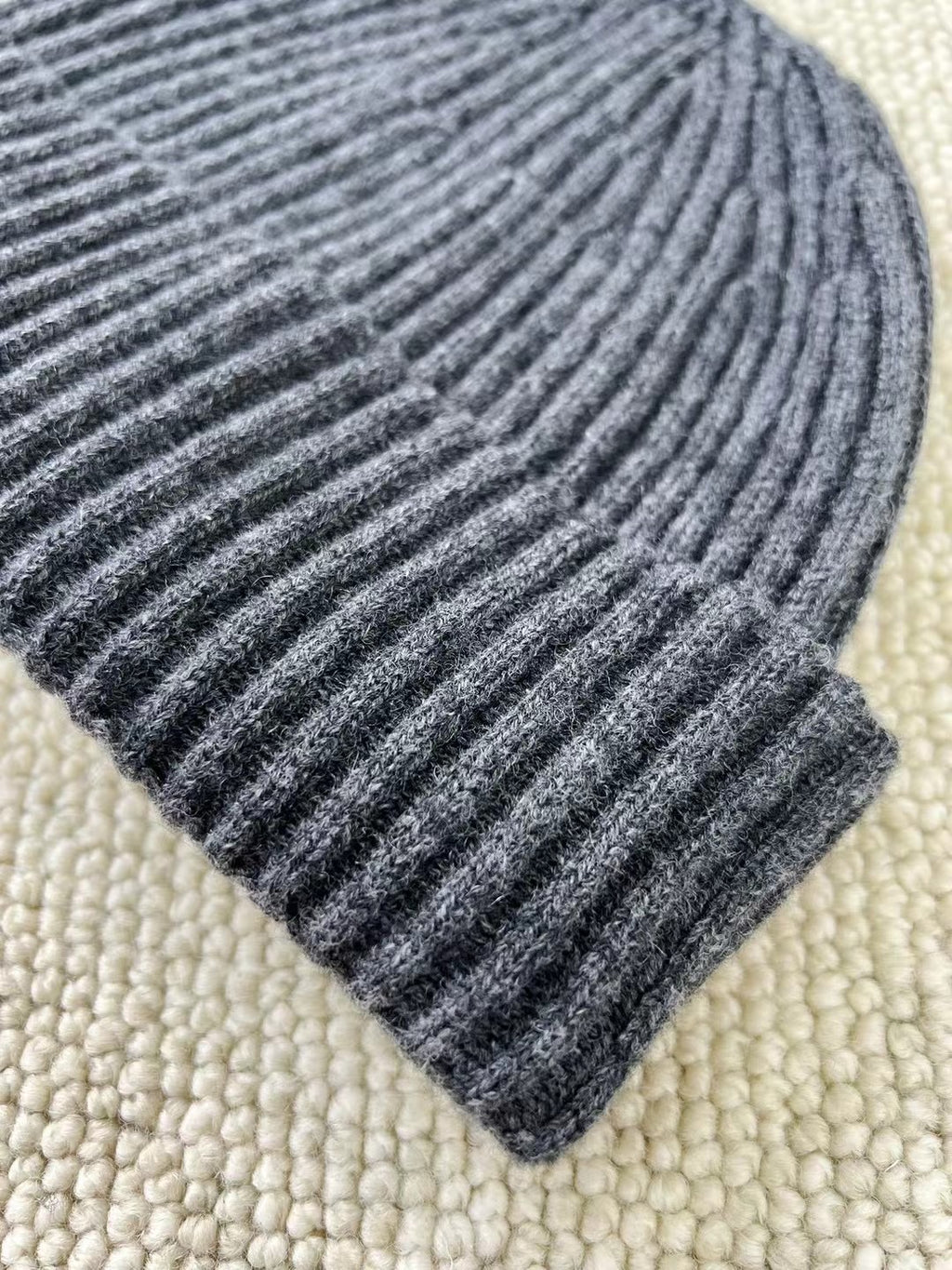 Brunello Cucinelli - Kaschmir Muetze gerippt – Luxus Winter Beanie in Dunkelgrau