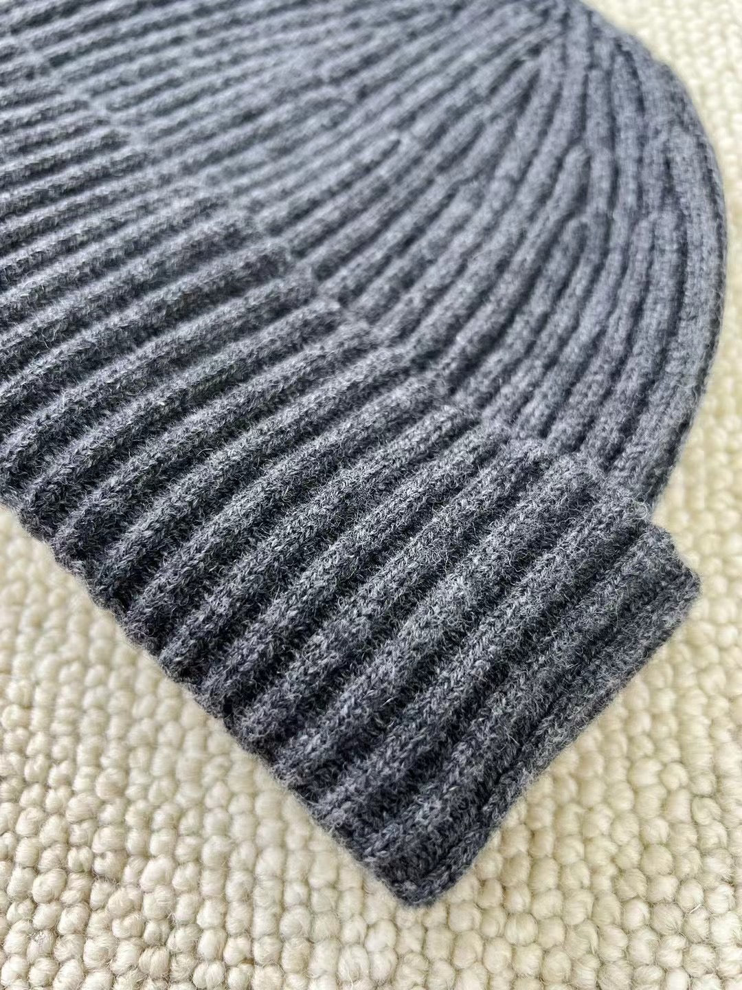 Brunello Cucinelli - Kaschmir Muetze gerippt – Luxus Winter Beanie in Dunkelgrau