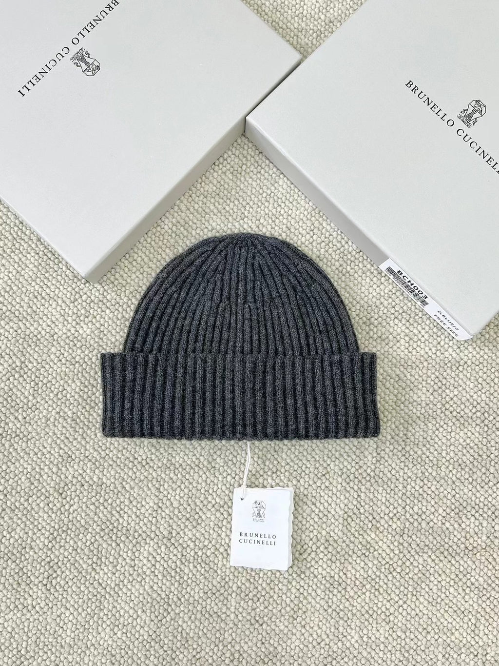 Brunello Cucinelli - Kaschmir Muetze gerippt – Luxus Winter Beanie in Dunkelgrau