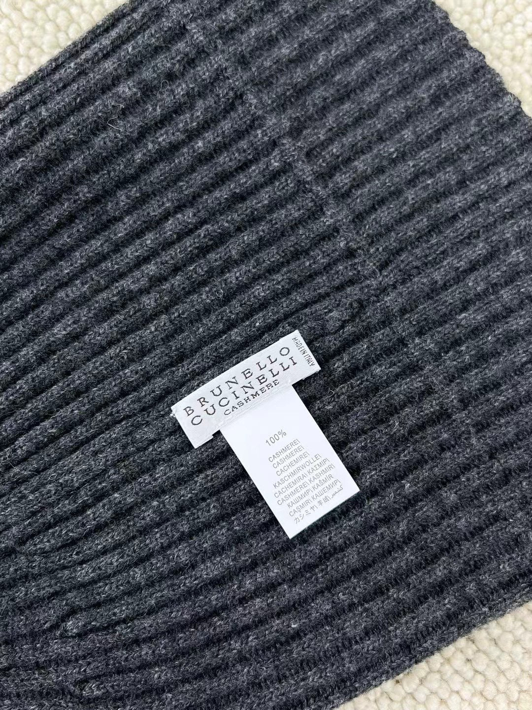 Brunello Cucinelli - Kaschmir Muetze gerippt – Luxus Winter Beanie in Dunkelgrau