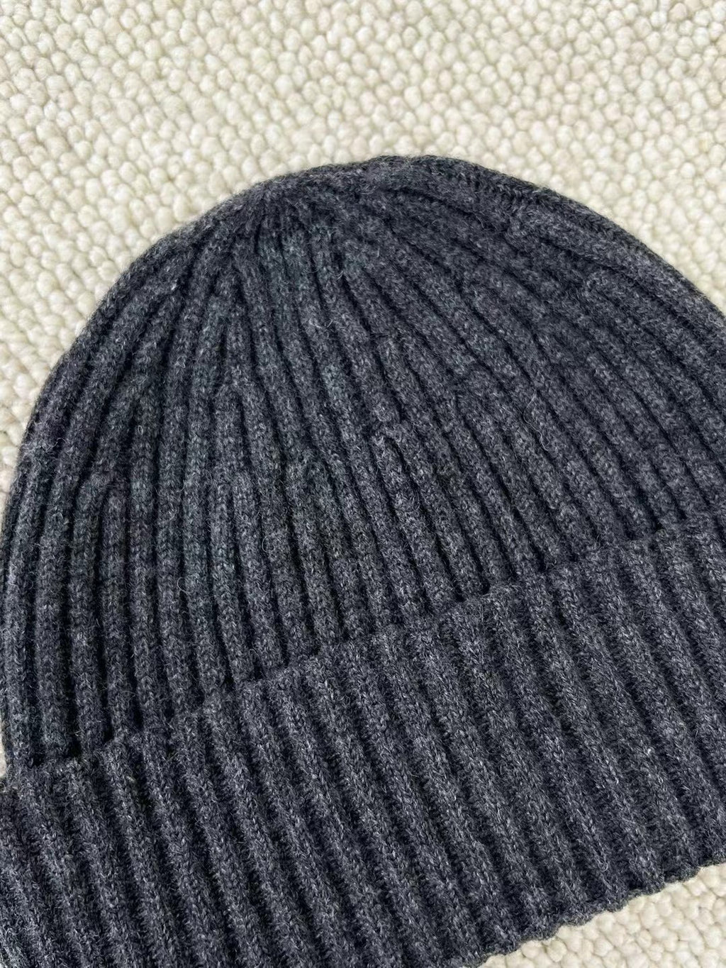 Brunello Cucinelli - Kaschmir Muetze gerippt – Luxus Winter Beanie in Dunkelgrau