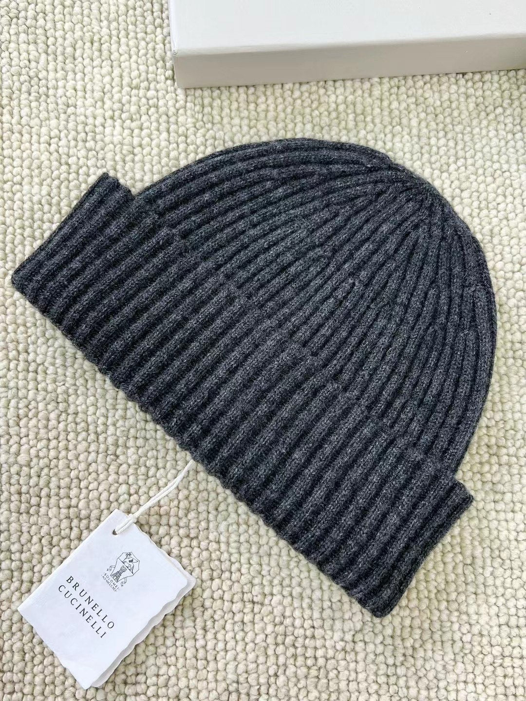 Brunello Cucinelli - Kaschmir Muetze gerippt – Luxus Winter Beanie in Dunkelgrau