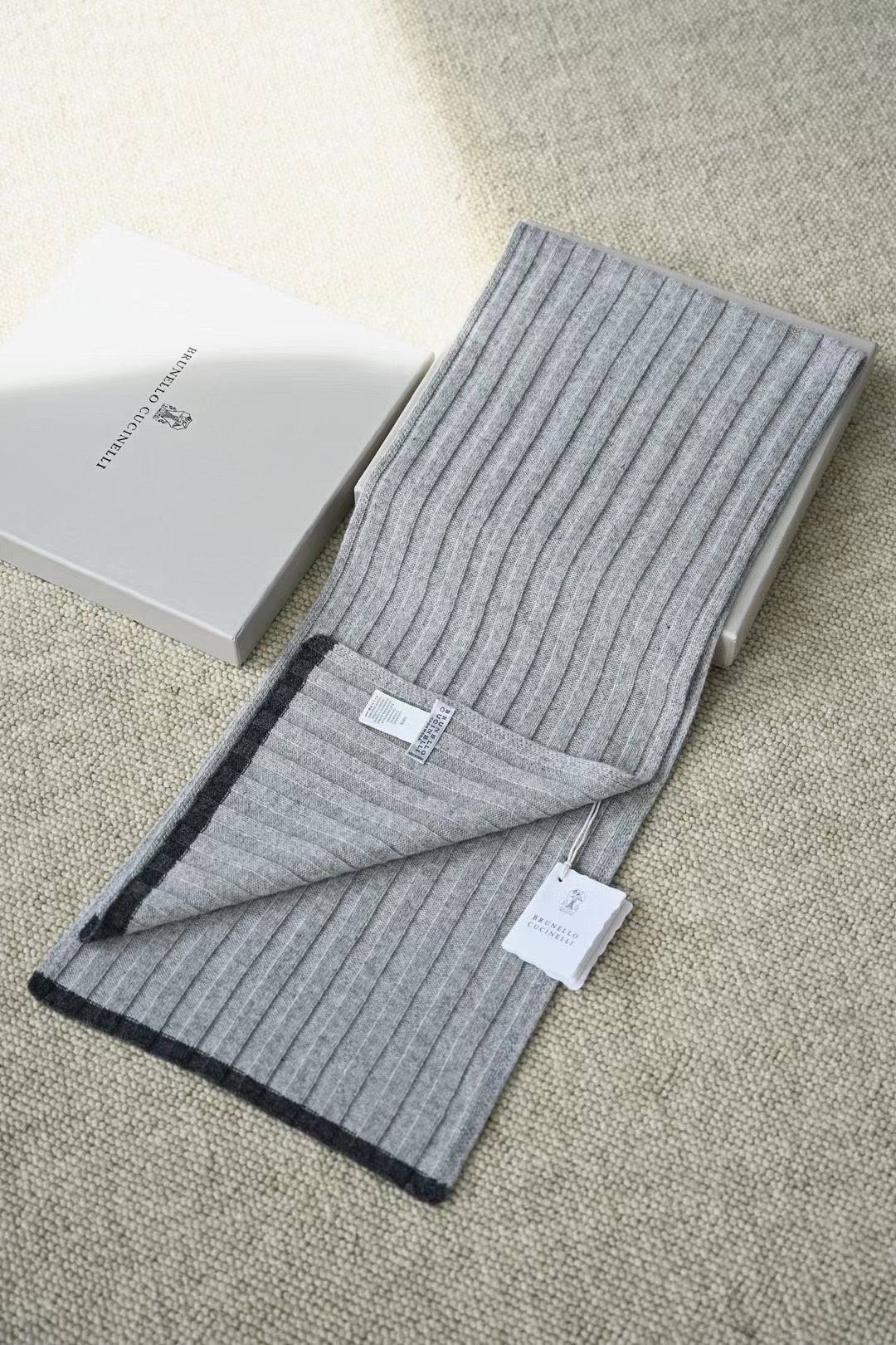 Brunello Cucinelli – Cashmere-Set aus Beanie und Schal in Grau mit dunkler Kontrastkante