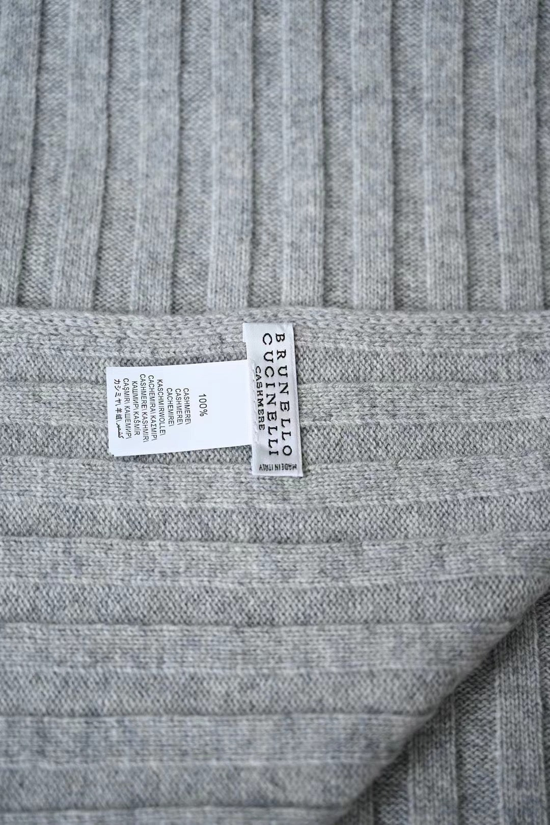 Brunello Cucinelli – Cashmere-Set aus Beanie und Schal in Grau mit dunkler Kontrastkante