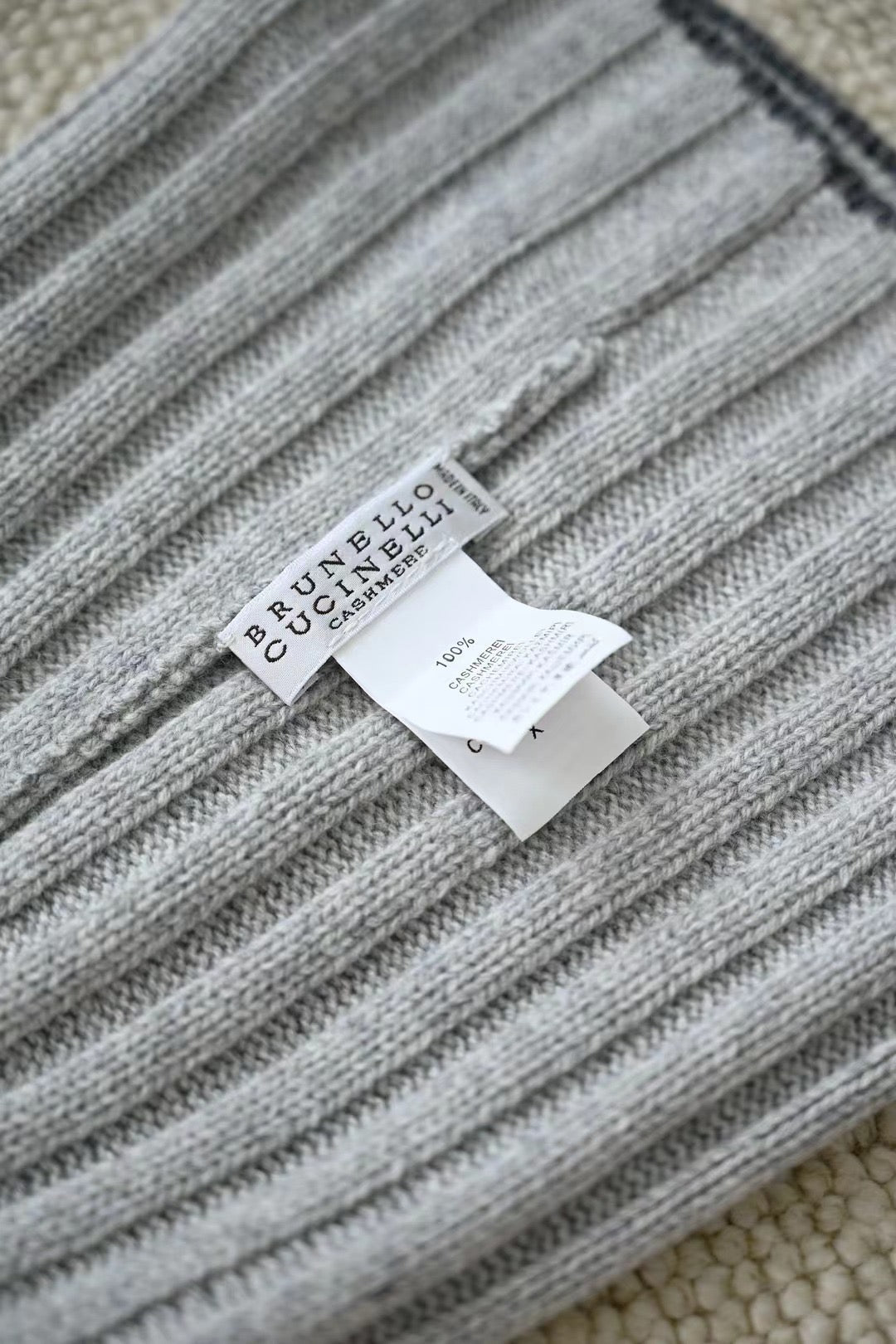 Brunello Cucinelli – Cashmere-Set aus Beanie und Schal in Grau mit dunkler Kontrastkante