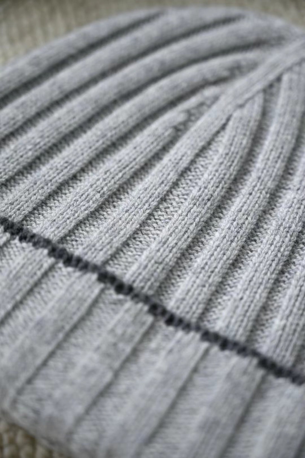 Brunello Cucinelli – Cashmere-Set aus Beanie und Schal in Grau mit dunkler Kontrastkante