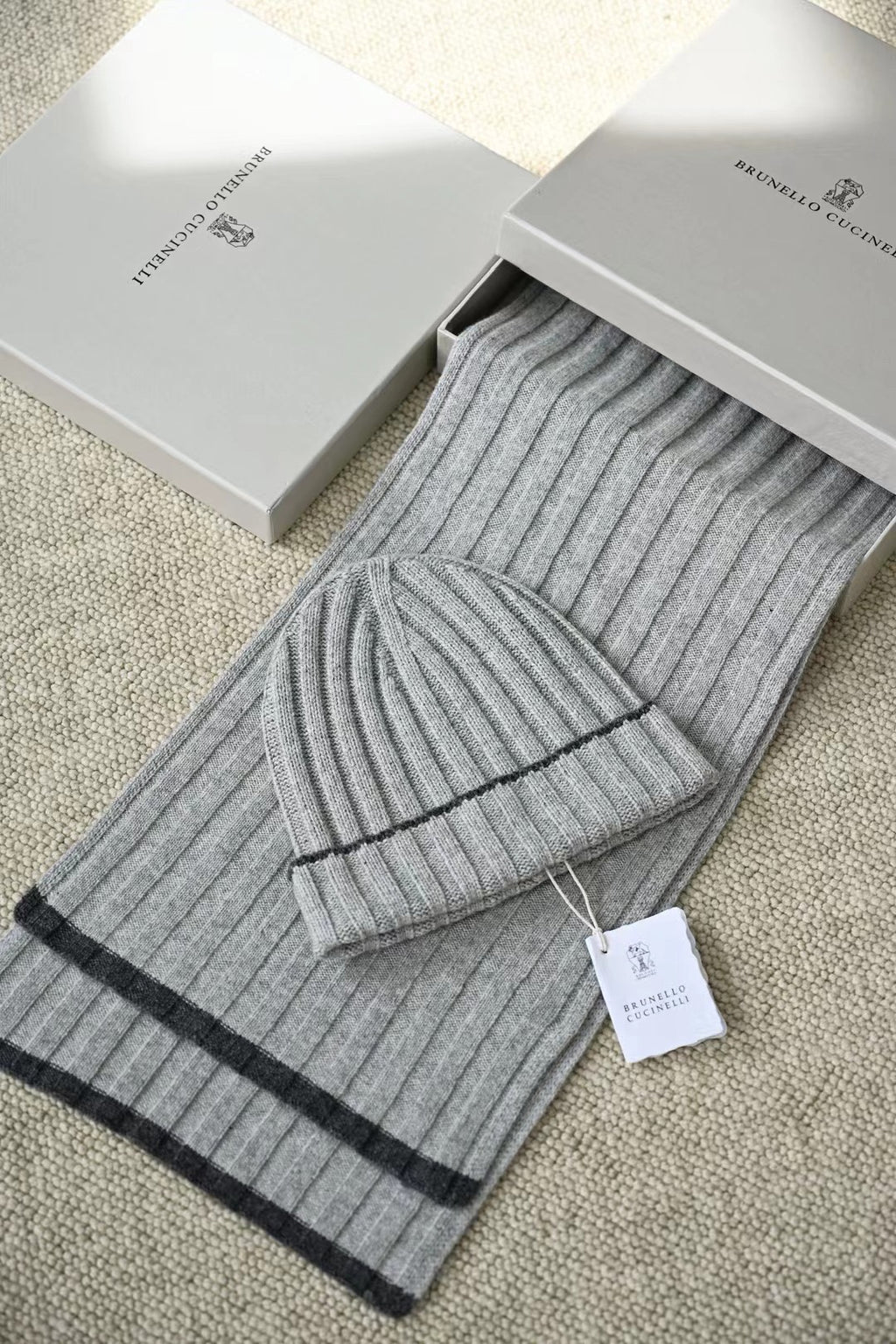 Brunello Cucinelli – Cashmere-Set aus Beanie und Schal in Grau mit dunkler Kontrastkante