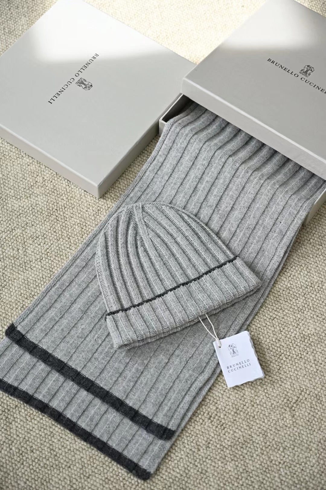 Brunello Cucinelli – Cashmere-Set aus Beanie und Schal in Grau mit dunkler Kontrastkante