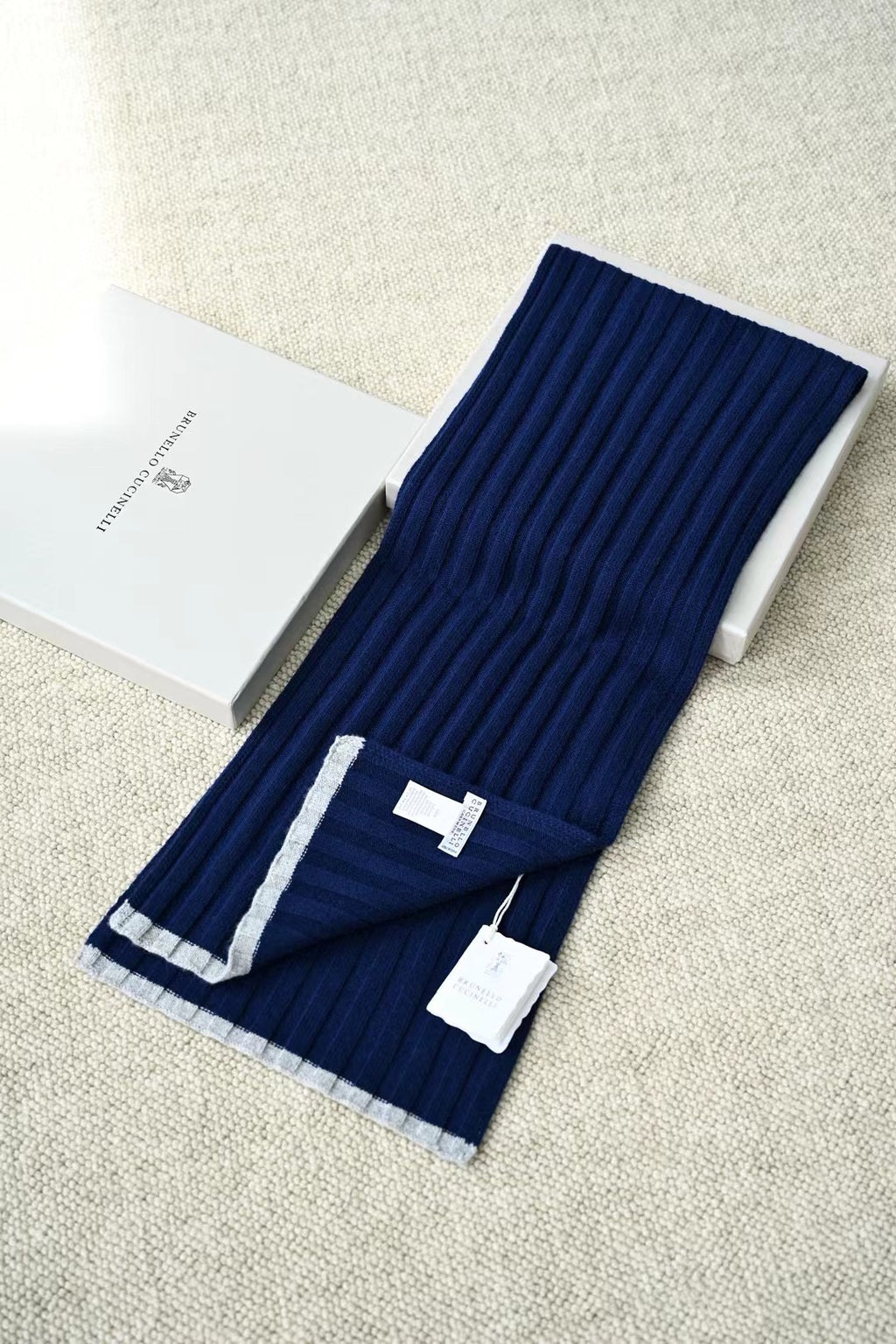 Brunello Cucinelli – Cashmere-Set aus Beanie und Schal in Navy mit grauen Akzenten