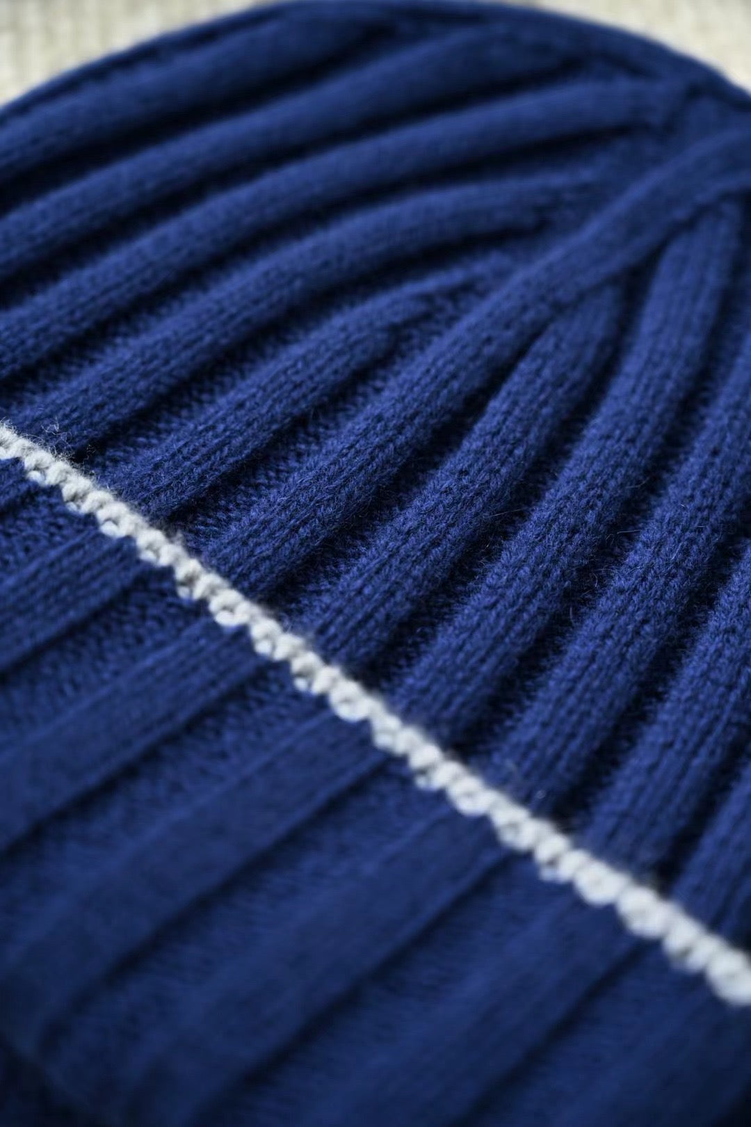 Brunello Cucinelli – Cashmere-Set aus Beanie und Schal in Navy mit grauen Akzenten