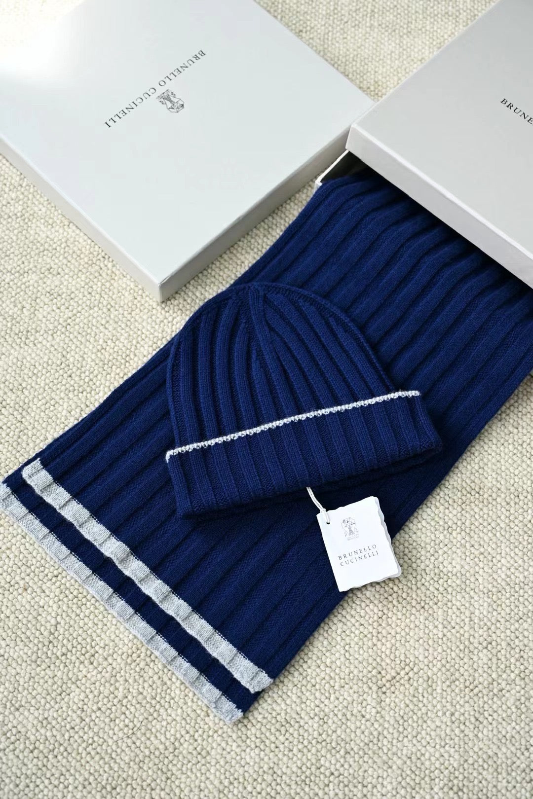 Brunello Cucinelli – Cashmere-Set aus Beanie und Schal in Navy mit grauen Akzenten