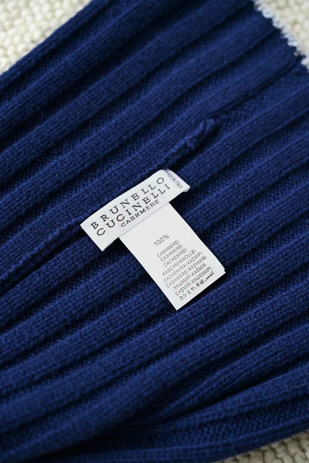 Brunello Cucinelli – Cashmere-Set aus Beanie und Schal in Navy mit grauen Akzenten