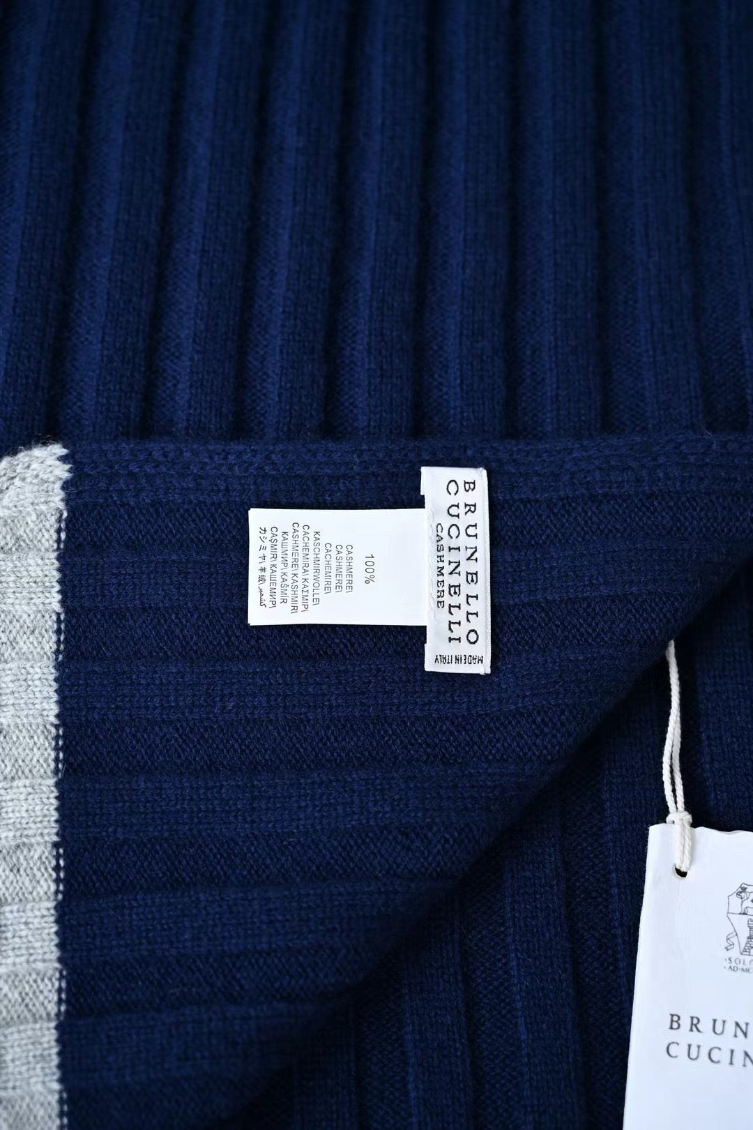 Brunello Cucinelli – Cashmere-Set aus Beanie und Schal in Navy mit grauen Akzenten
