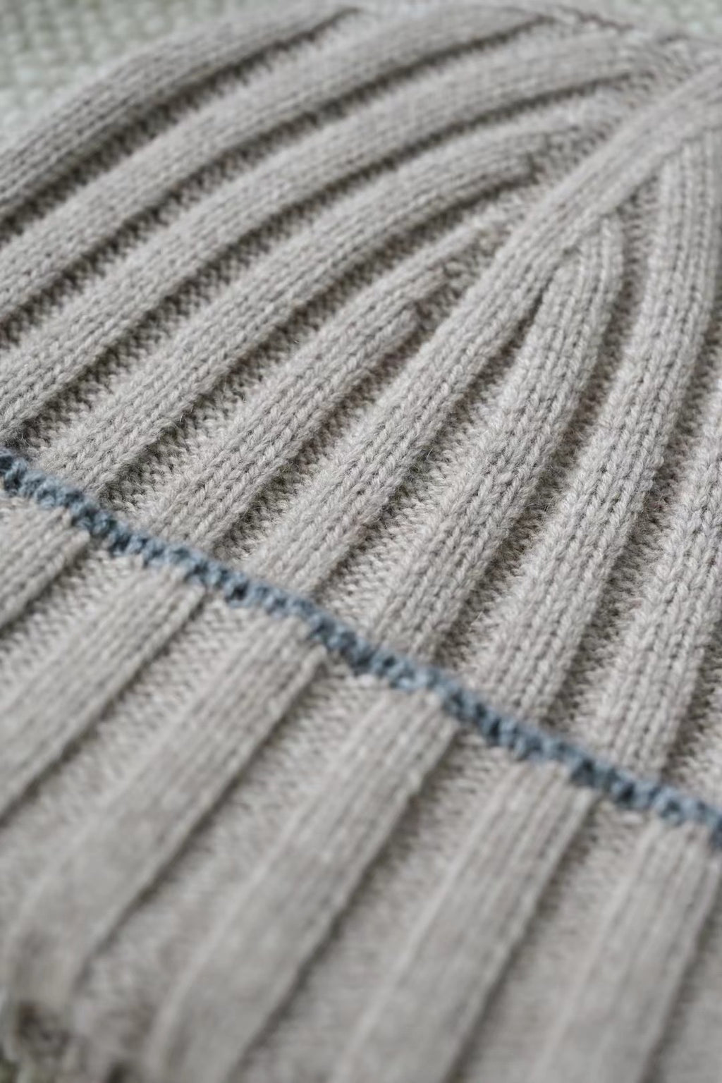 Brunello Cucinelli – Cashmere-Set aus Beanie und Schal in Beige mit grauen Streifen