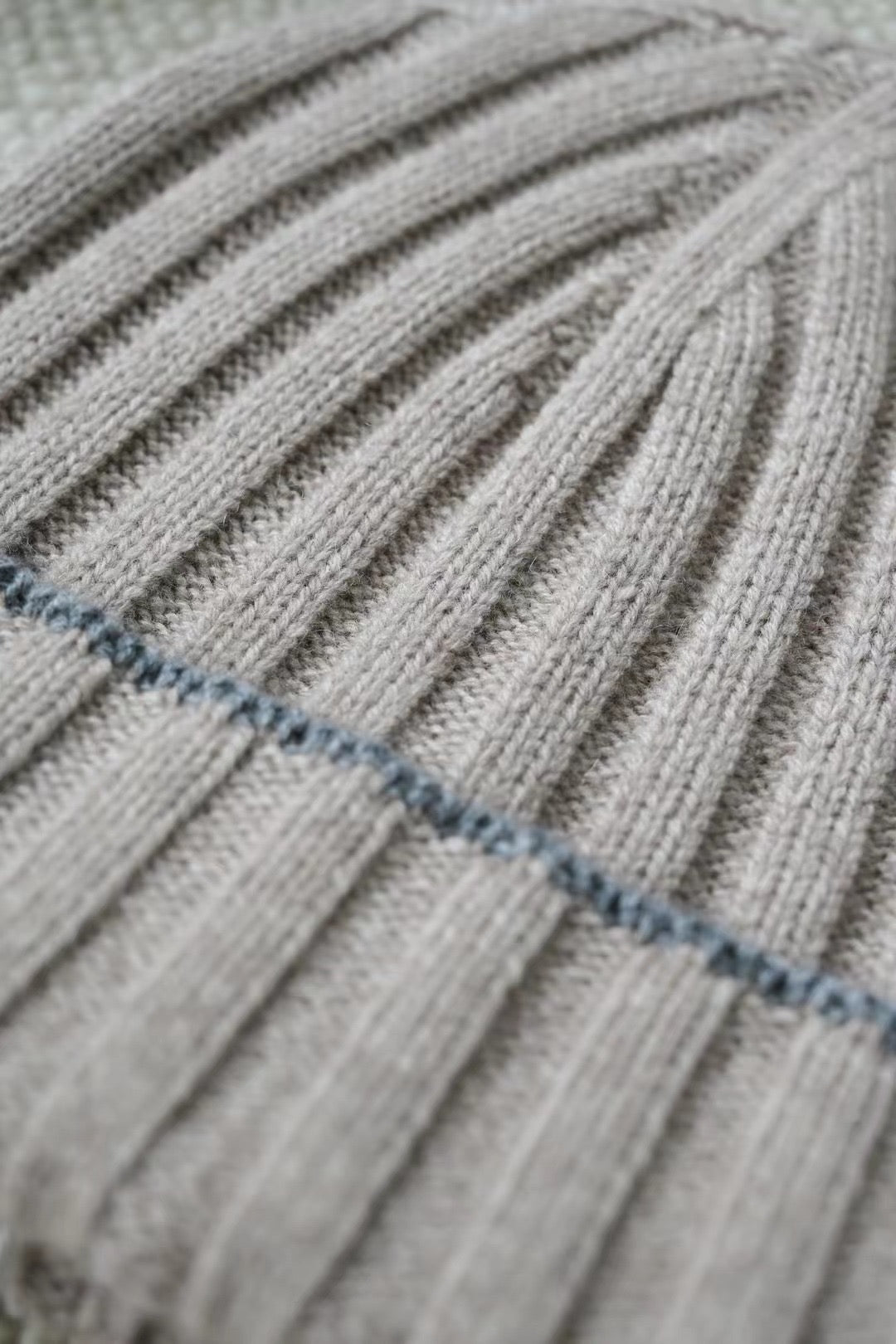 Brunello Cucinelli – Cashmere-Set aus Beanie und Schal in Beige mit grauen Streifen