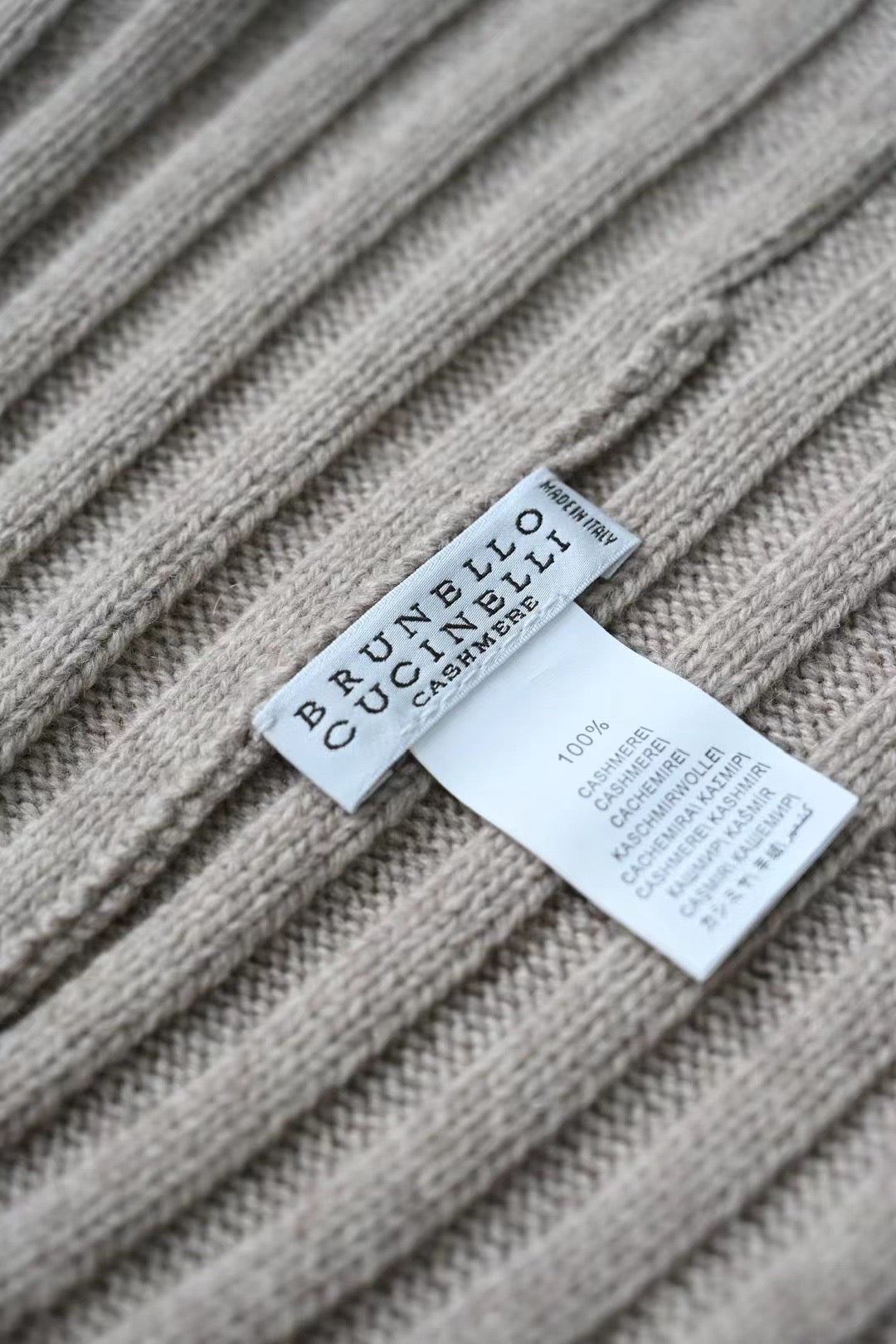 Brunello Cucinelli – Cashmere-Set aus Beanie und Schal in Beige mit grauen Streifen