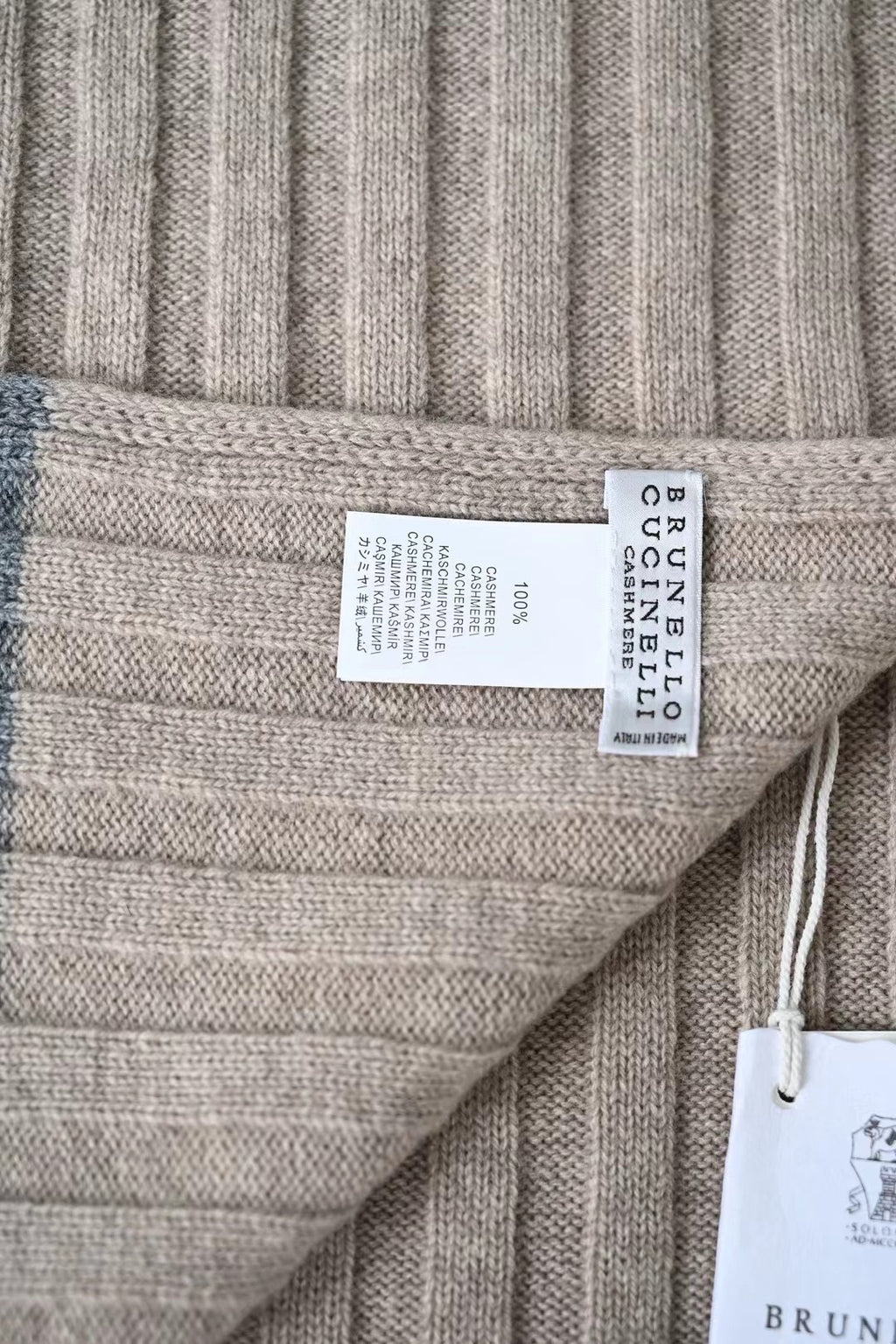 Brunello Cucinelli – Cashmere-Set aus Beanie und Schal in Beige mit grauen Streifen