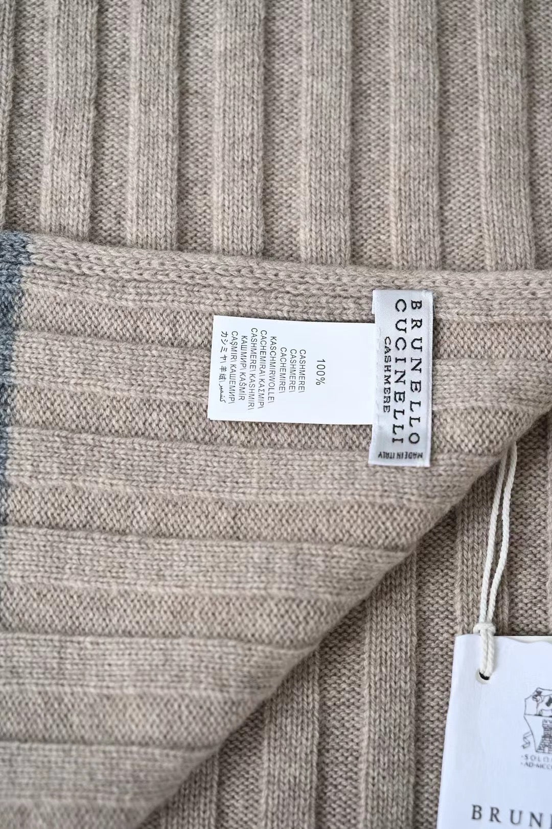 Brunello Cucinelli – Cashmere-Set aus Beanie und Schal in Beige mit grauen Streifen