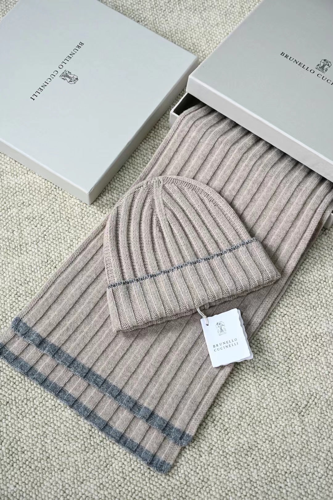 Brunello Cucinelli – Cashmere-Set aus Beanie und Schal in Beige mit grauen Streifen