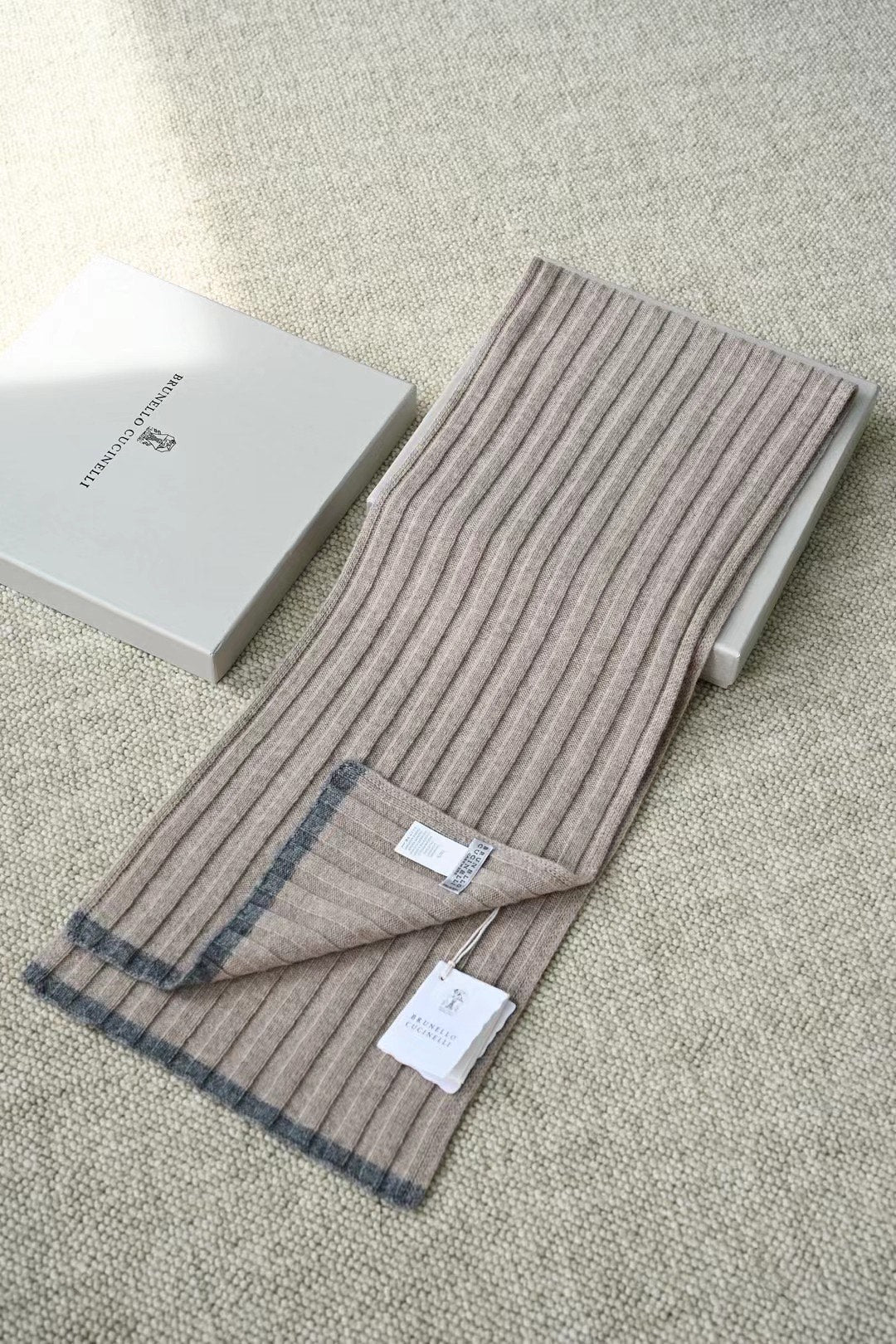 Brunello Cucinelli – Cashmere-Set aus Beanie und Schal in Beige mit grauen Streifen