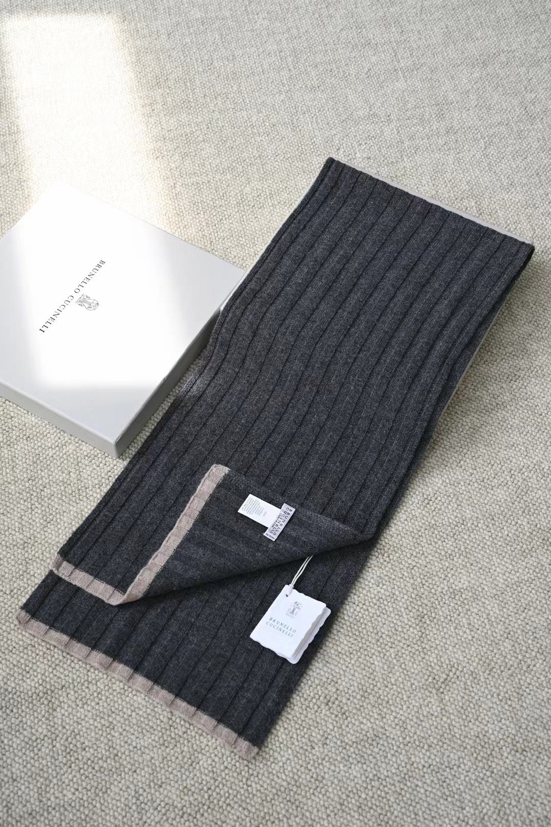Brunello Cucinelli – Geripptes Cashmere-Beanie in Dunkelgrau mit Kontraststreifen