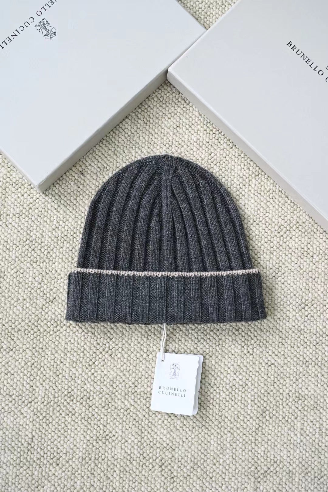 Brunello Cucinelli – Geripptes Cashmere-Beanie in Dunkelgrau mit Kontraststreifen