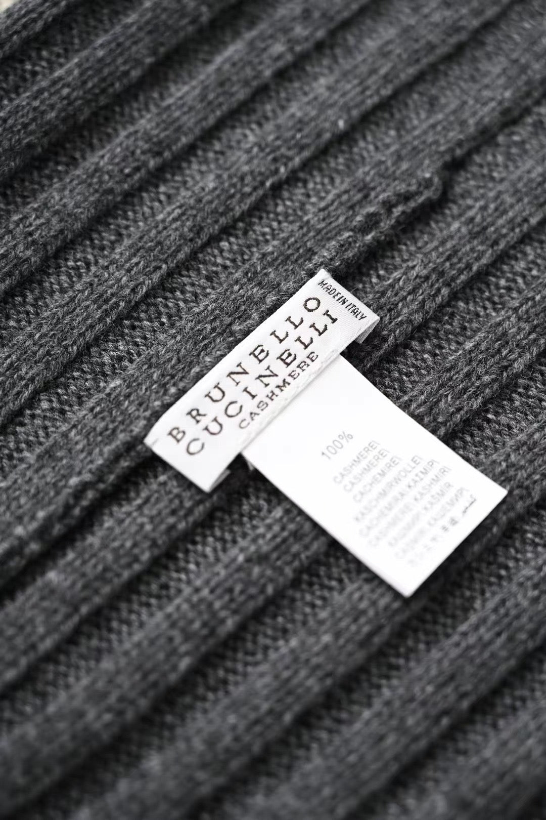 Brunello Cucinelli – Geripptes Cashmere-Beanie in Dunkelgrau mit Kontraststreifen