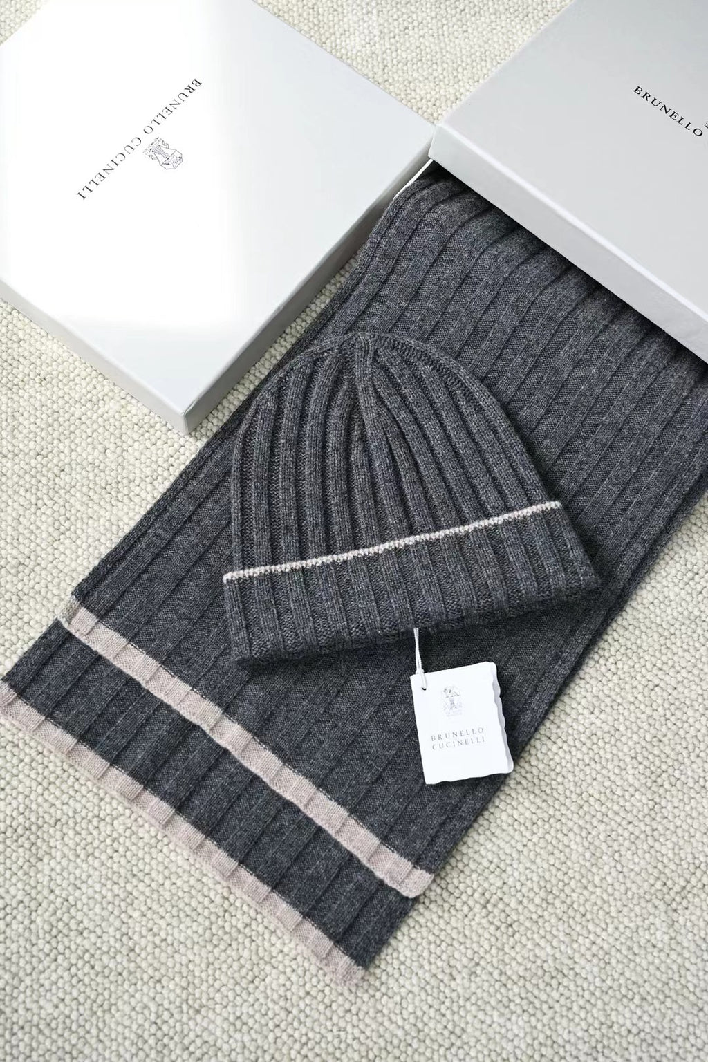 Brunello Cucinelli – Geripptes Cashmere-Beanie in Dunkelgrau mit Kontraststreifen